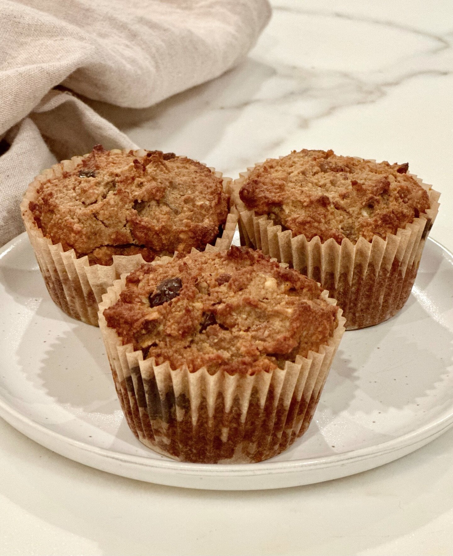 These delicious, paleo, grain-free, dairy-free, banana-dark chocolate-pecan muffins hit the spot every time. Enjoy for an on-the-go breakfast, snack or anytime pick-me-up. To be honest, we eat them all day long. They are that good. 🍌🍫
.
What you&rs