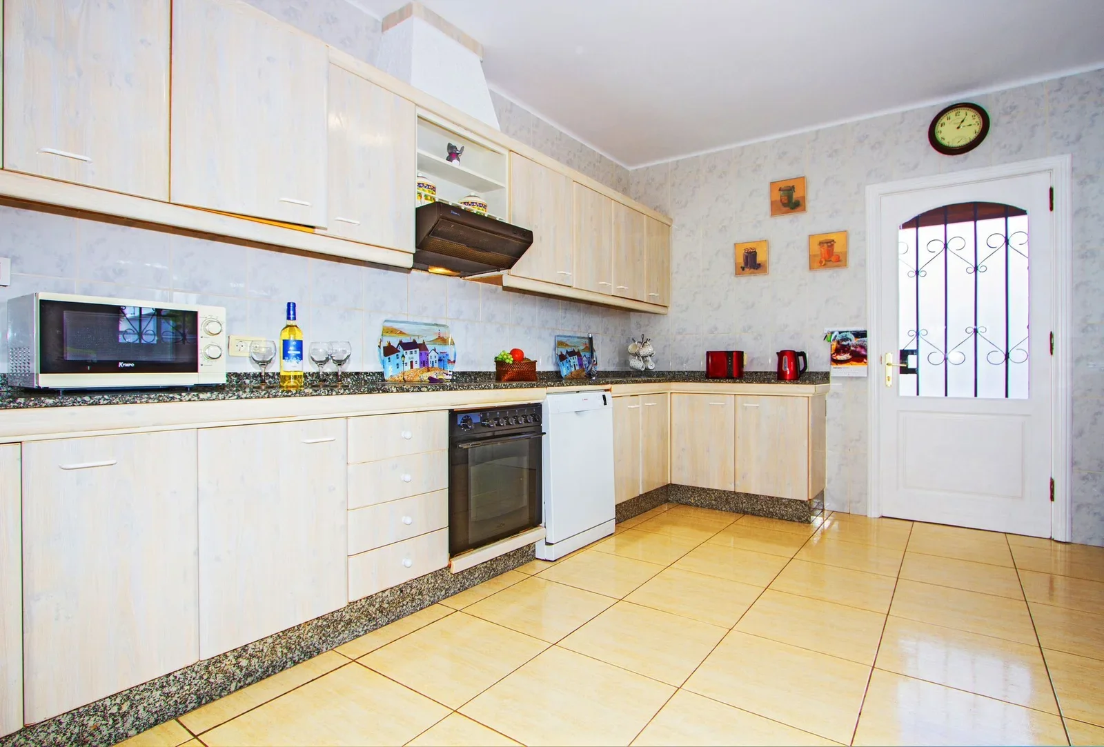 villa-adsey-kitchen.webp