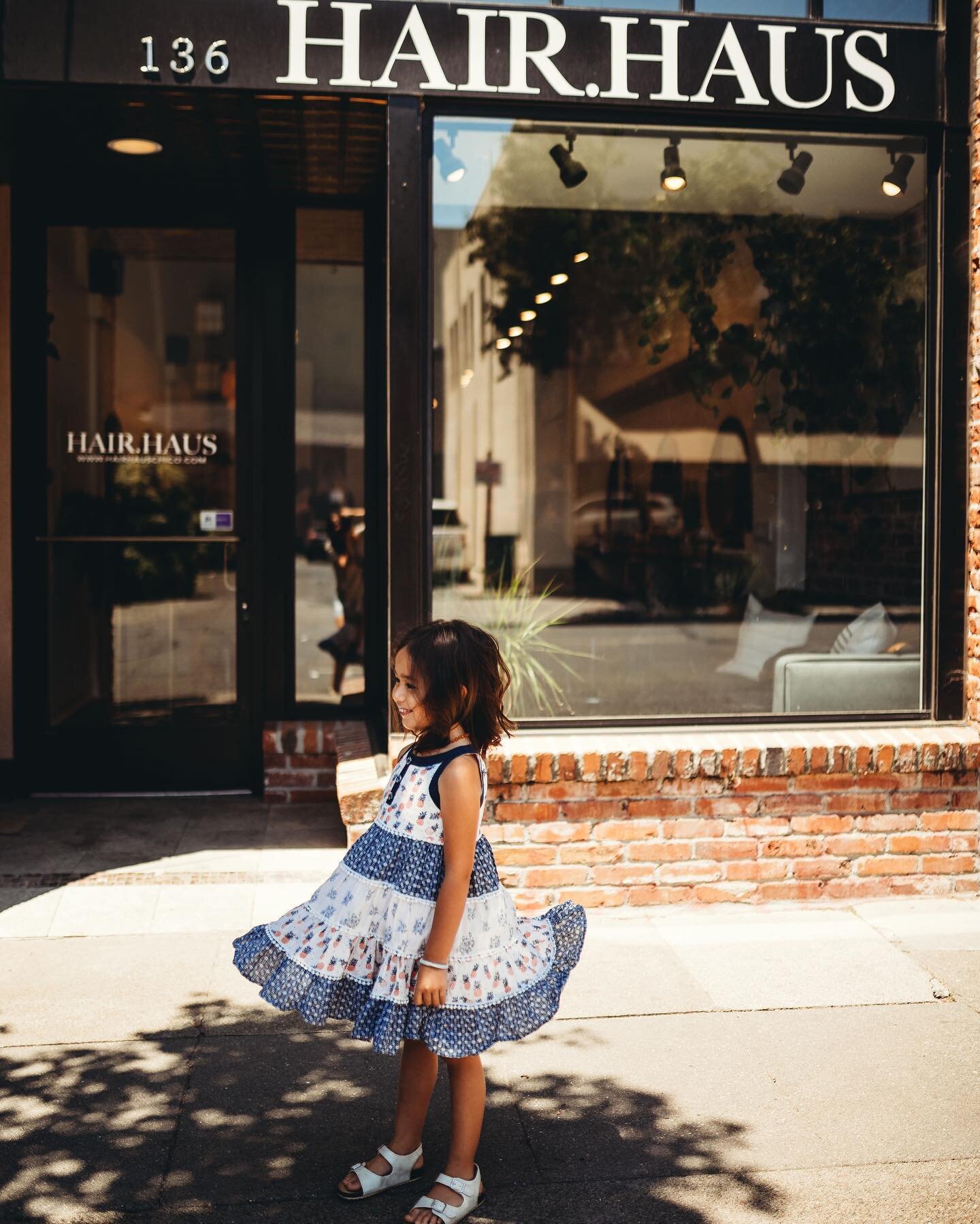 My girl got her first haircut, where did my baby go? Excuse me while I&rsquo;m over here wiping away my tears, realizing the baby stage has gone and passed.😢 What are your most recent milestones with your child/ren? 
.
@hairdesignbyaliciasilva from 