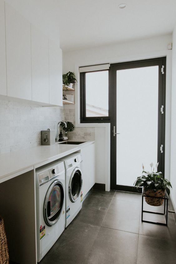 How to Make a Simple Laundry Room Fold Table