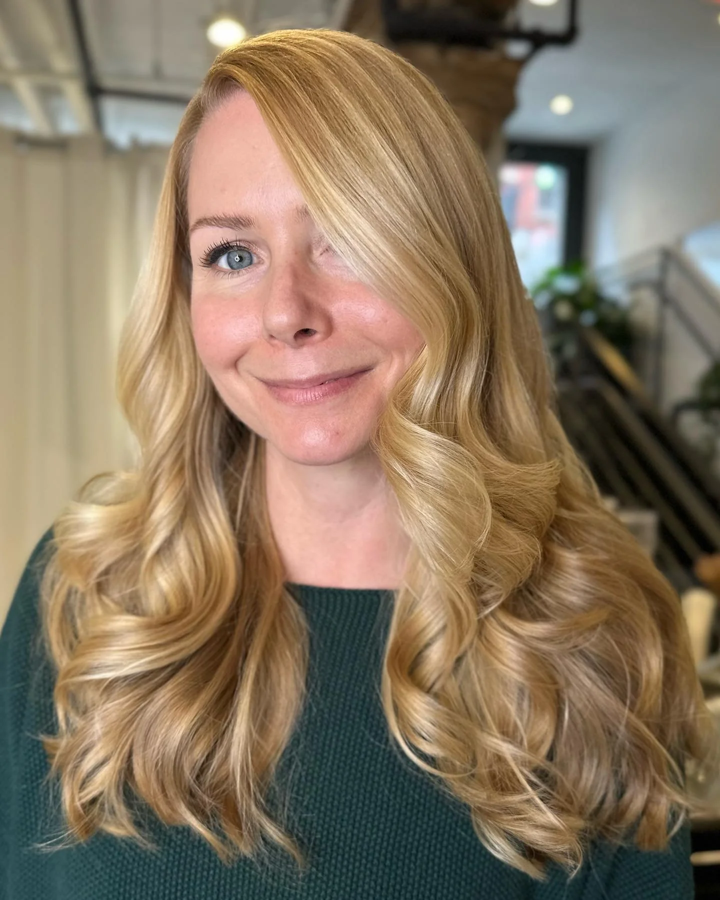 Golden Waves ✨✨✨
Stylist x @lisalordhair 

#sohostylist #styleoftheday #hairstyleoftheday #stylinginspiration #hairinspiration #sohostylist #newyorkstylist #booktoday #sambrocatosalon