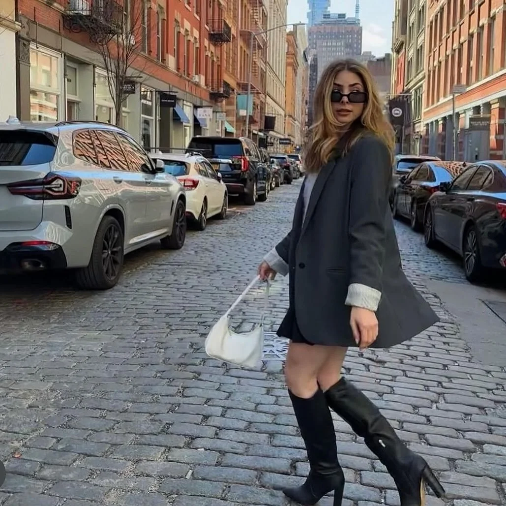 A moment in SOHO 🤎🖤
Color x @marysutcolor Cut/Style x @bbaccarella #sohostreetstyle #dimensionalcolor #sambrocatosalon #wearetogetherbeauty