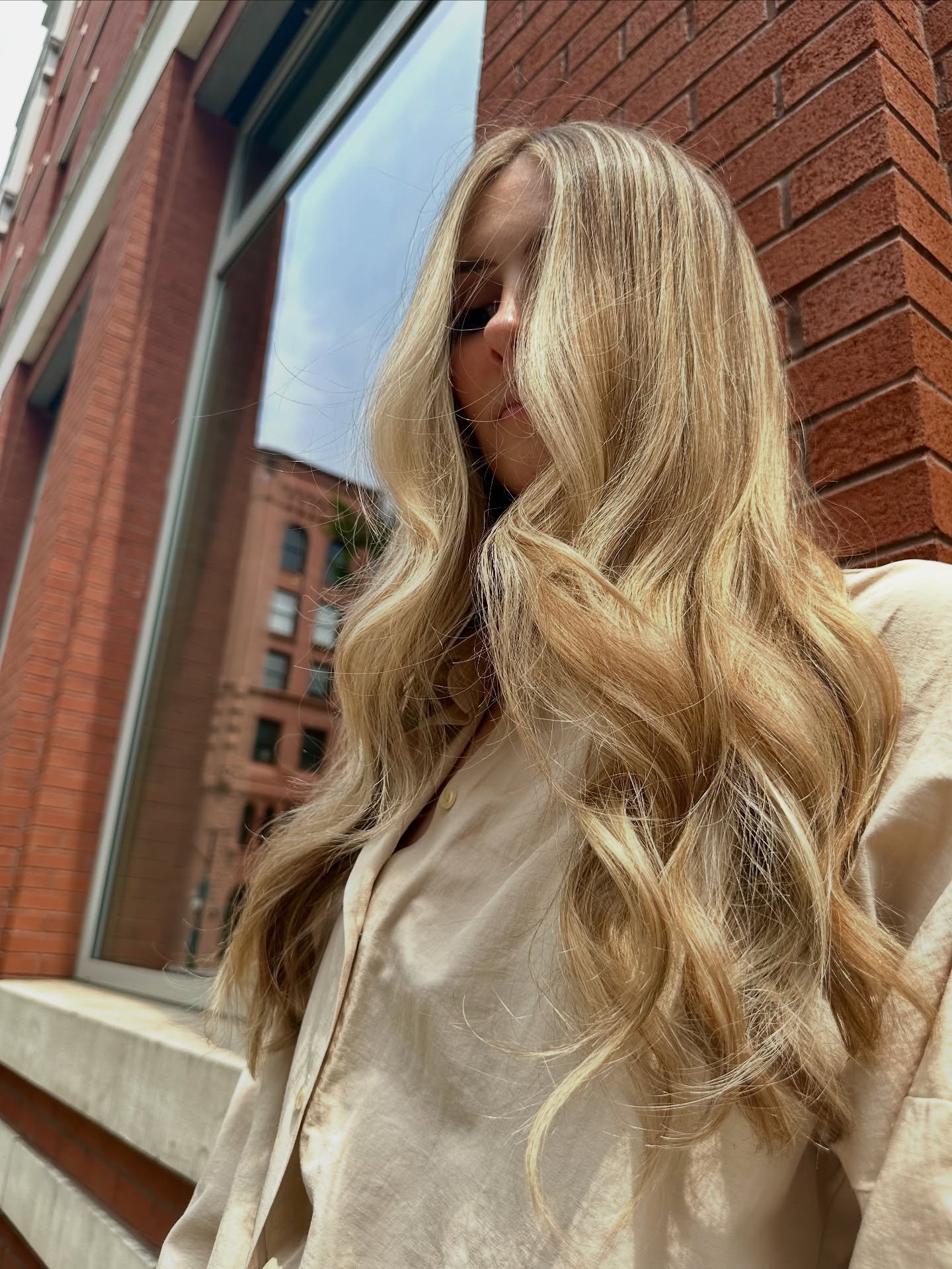 Blonde ambitions? @gaia.brogioni and @paulinebouissou have got you covered! 

Gaia's full foliage paired with Pauline's long layers and soft curls are all you need ✨
