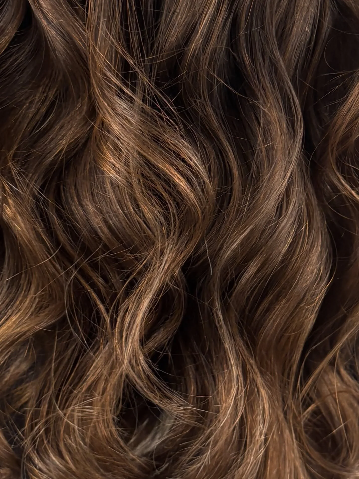 The way the light dances through these rich brunette tonessss 🤎
Cut &amp; color by @dianastylist42w