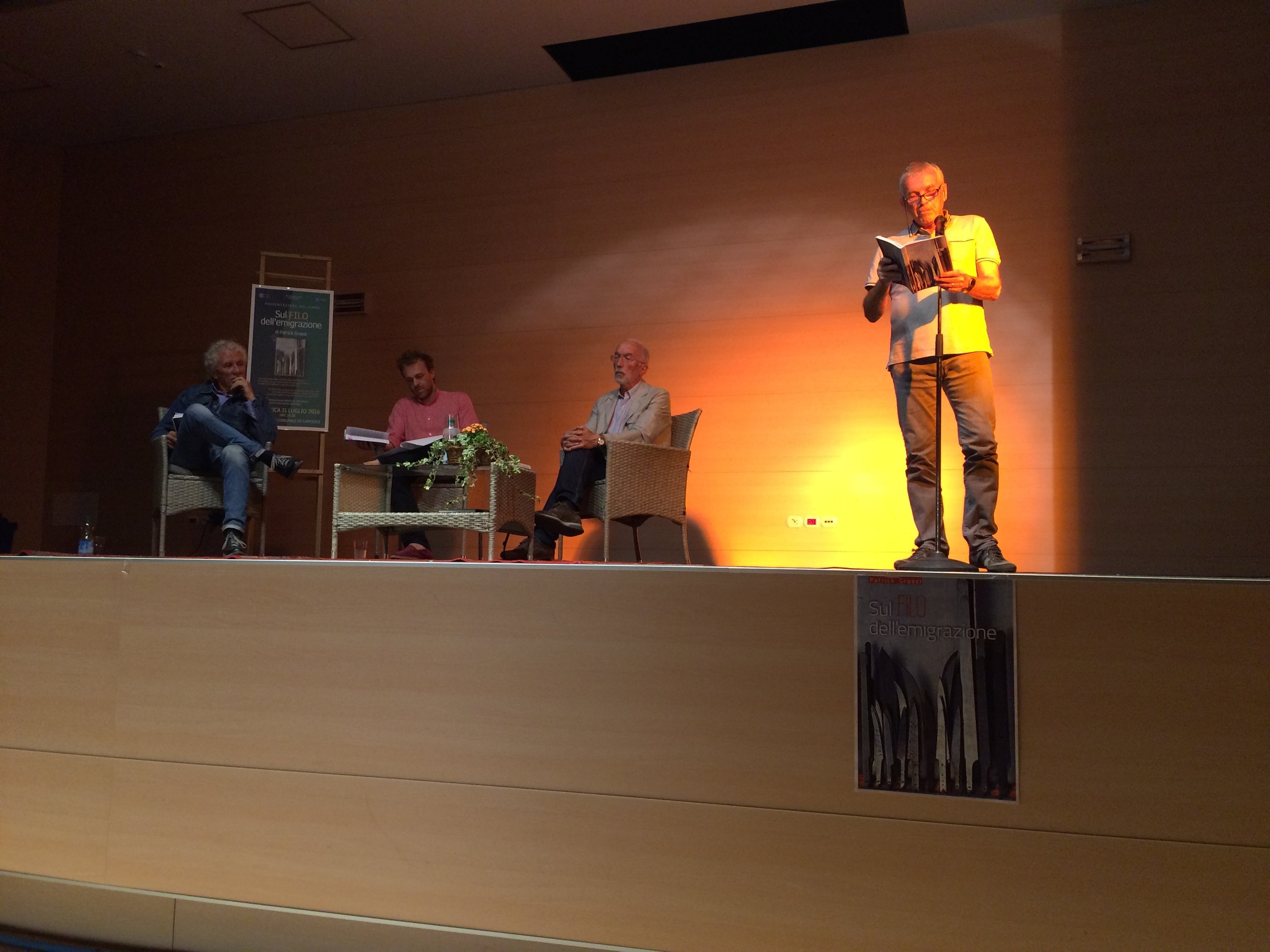 Claudio Cominotti durante la lettura di un estratto del libro