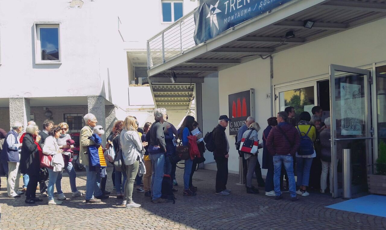 SABATO 29: Fuori dal cinema Modena per gli ultimi biglietti del film
