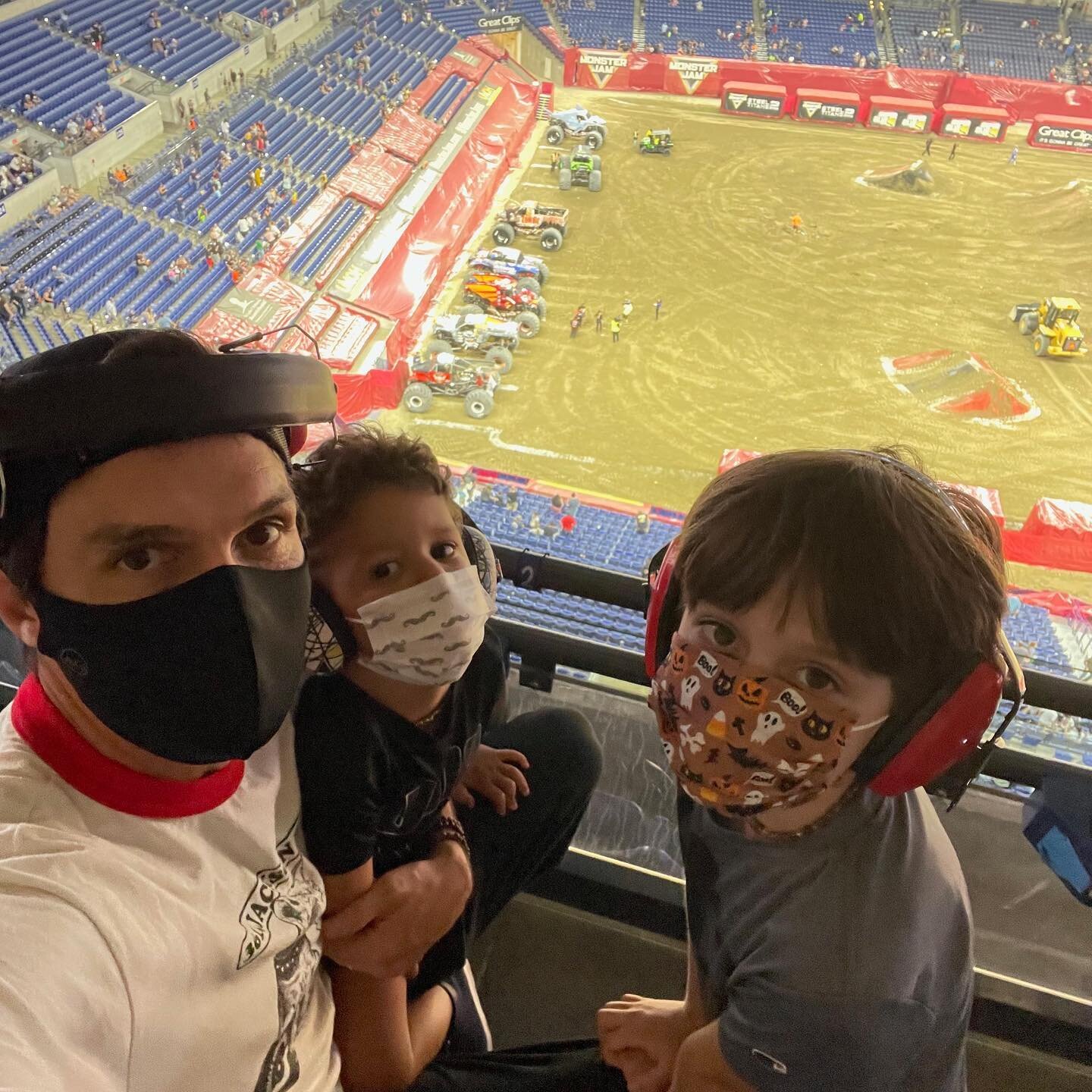 Took the big boys to #MonsterJam a couple of weeks ago and we had a blast!! 

#throwback #monstertrucks #dadandsons #boydadlife #monstertruckjam