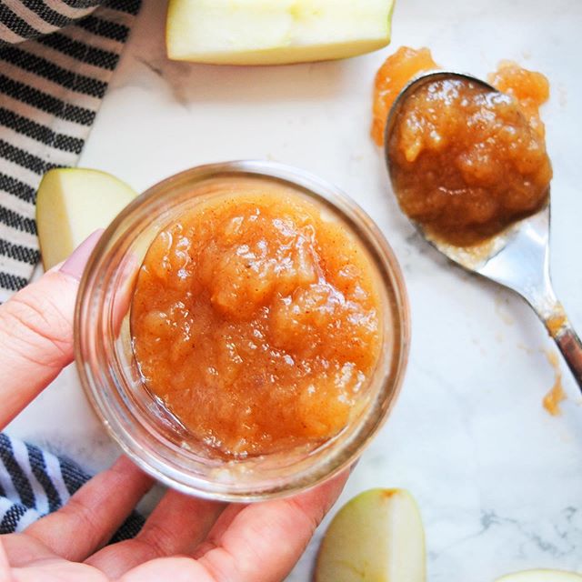 Getting a head start on #fall by making vats of this quick homemade applesauce 🍁🍎&hearts;️ recipe on the blog today