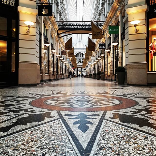 After the peace and quiet of these past months,  it is almost strange to see more and more people on our streets again. You can hear some footsteps again in the  #passagedenhaag, like it has since 1884. It sounds like music now.💛💚#houjehaags#denhaa