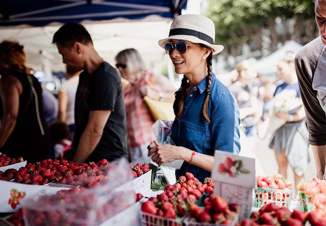 Picking up some deliciously sweet strawberries for my berries panacotta at the Santa Monica Farmers Market #santamonica #farmersmarket #organic #foodforthought #weekendvibes #chefslife #losangeles #traveltocook #cookingallthetime #duyencatering