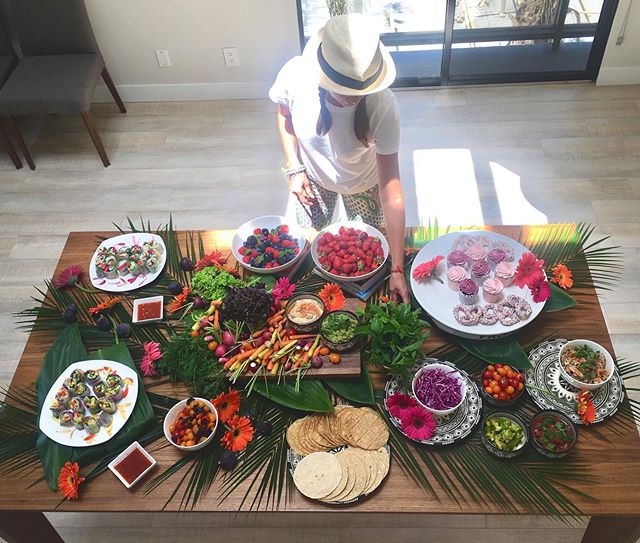 A feast for the eyes #foodforthesoul #feastfortheeyes #healthybites #organic #locallysourced #santamonicafarmersmarket #vibrantcolors #tablesetting #travelingchef #duyencatering #eventcatering @vetchy_official