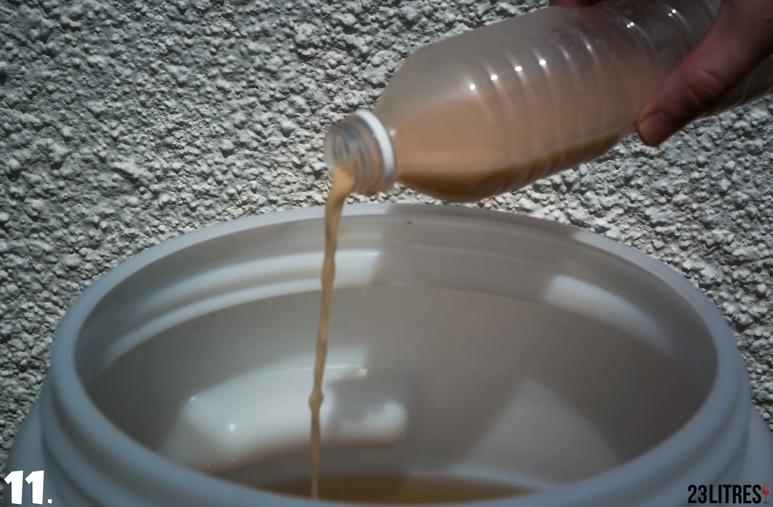 After 20 min, pour the mix into the fermenter.