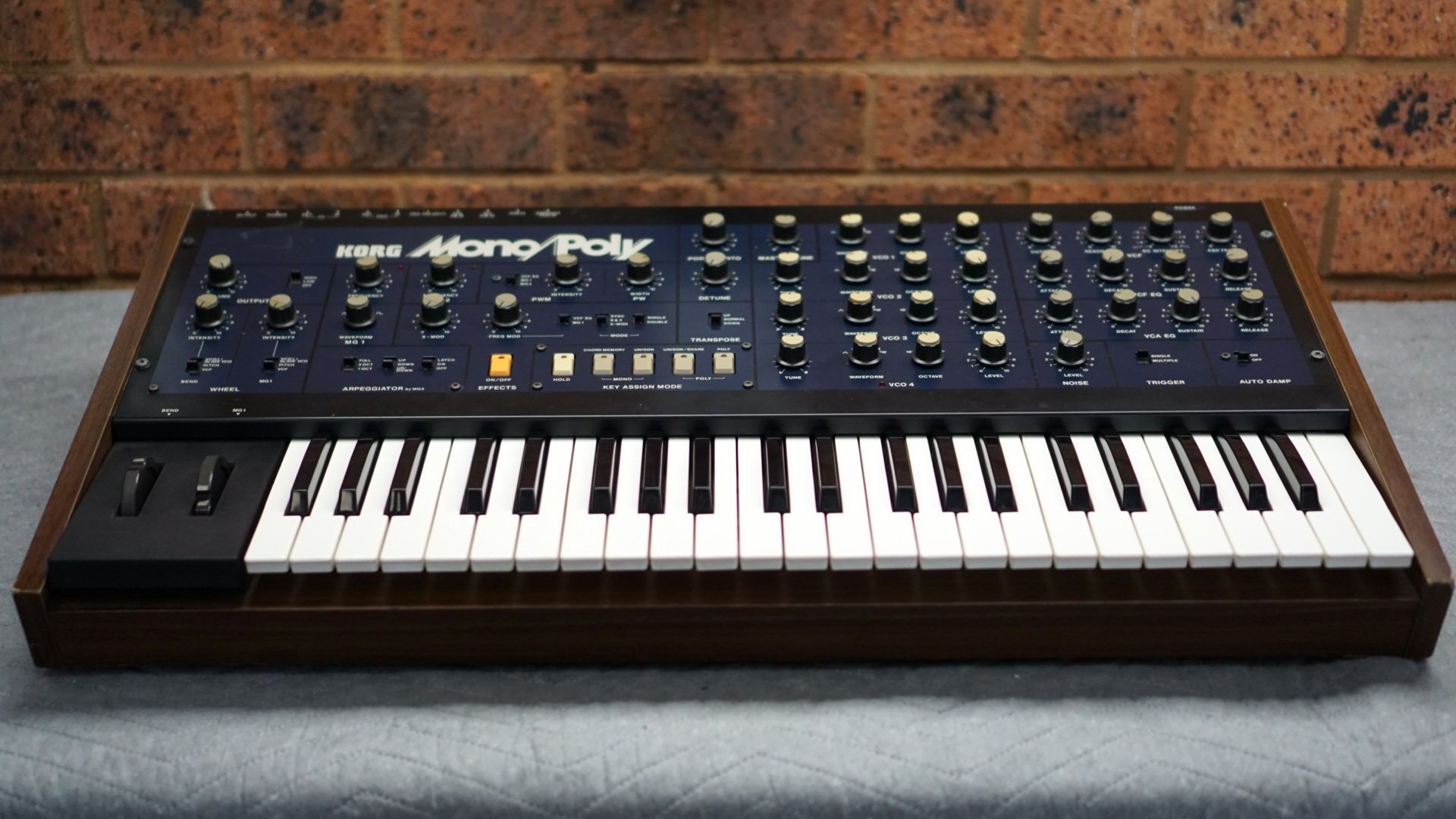 Here's a minty KORG MonoPoly which wasn't making any sound. Once we've got this going, there were a couple of minor maintenance issues so it's had a full keybed and front panel service, and tune up and it's sounding wonderfully lush again ✨🎹
.
.
.
.