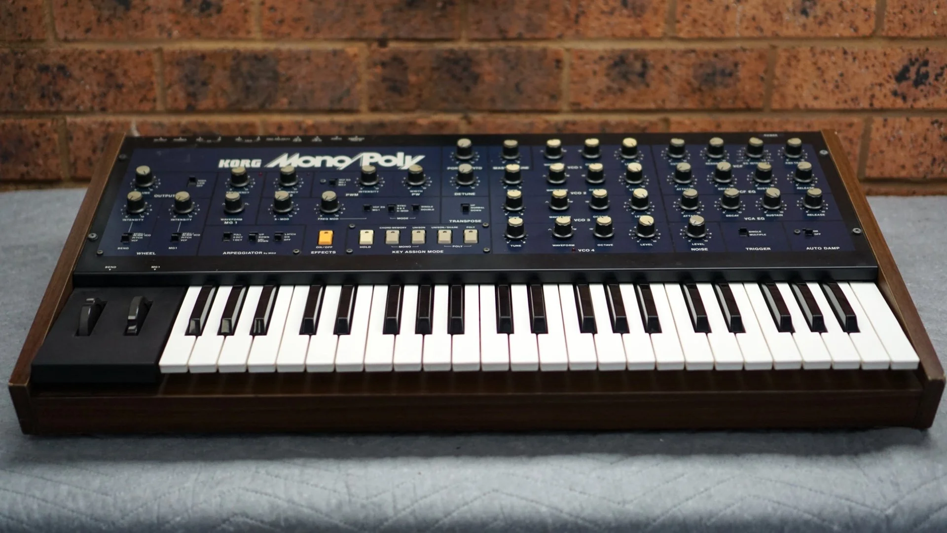 Here's a minty KORG MonoPoly which wasn't making any sound. Once we've got this going, there were a couple of minor maintenance issues so it's had a full keybed and front panel service, and tune up and it's sounding wonderfully lush again ✨🎹
.
.
.
.