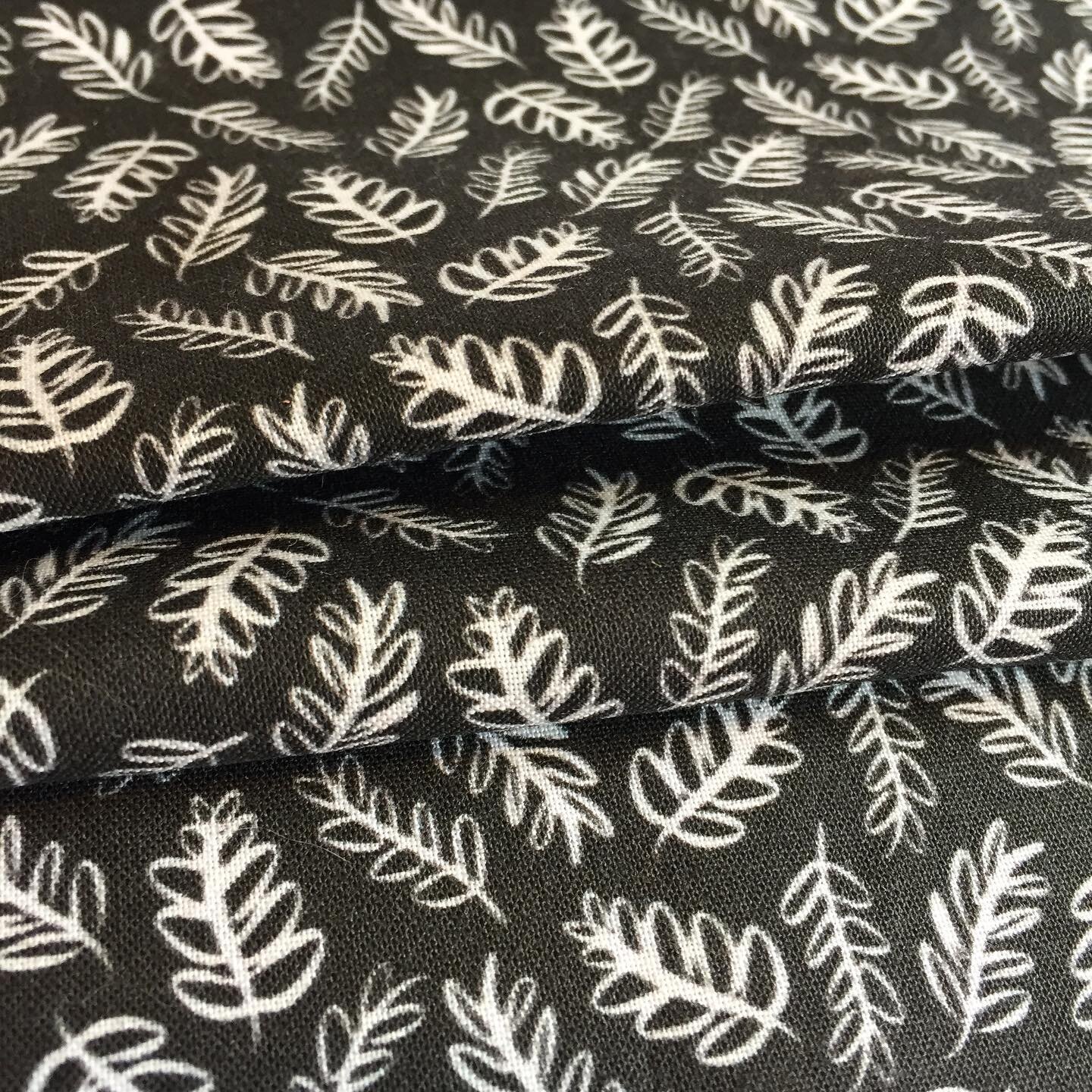 I have a new small-scale fabric design available on Spoonflower! It&rsquo;s called Tossed Foliage, and is available in several colourways. Third pic is a face mask that I made using this fabric for a friend in New Zealand 😊

#sallycummingsdesigns #s