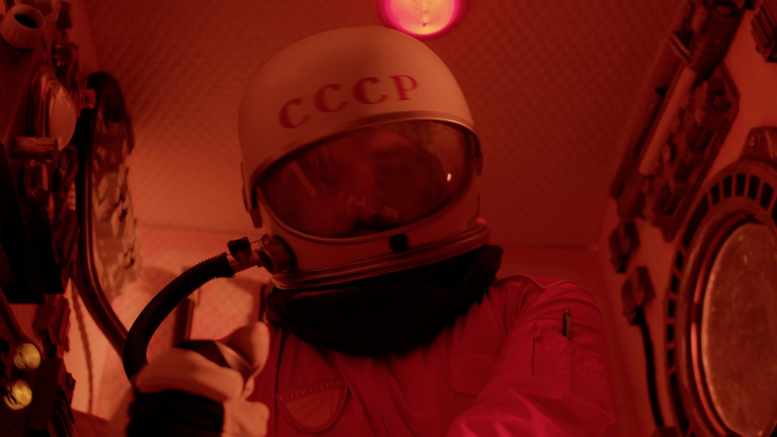 cosmonaut-space-capsule-set-scifi.JPG