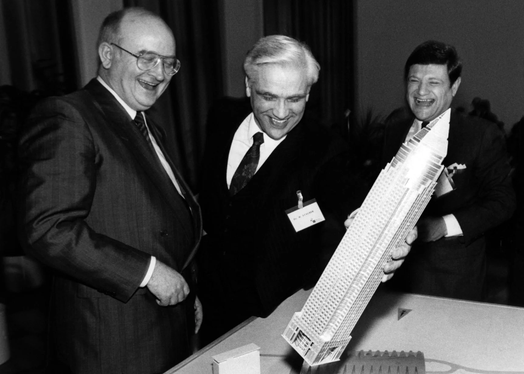 DAM_Himmelstuermend_Modell_Messeturm_picture_alliance_Kai-UweWaerner_m.jpg-ece142defe175215.jpg