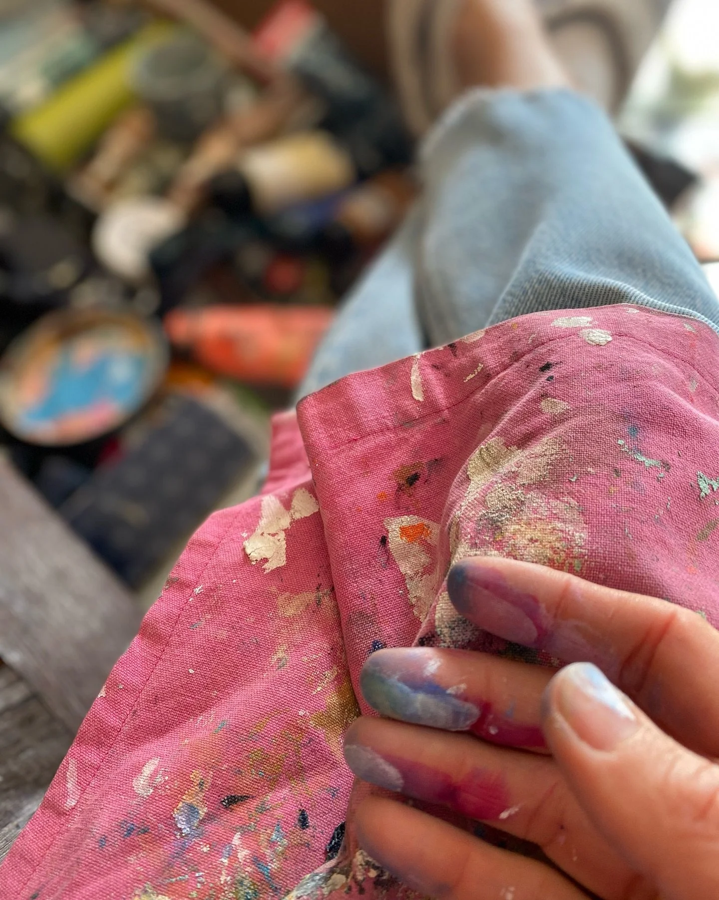 Snippets from current mess. Morning glow, oil pastels and blobs on fingers. 
.
.
.
#artiststudiospace #oilpastelpainting🎨 #goldenlight #artkellyallison