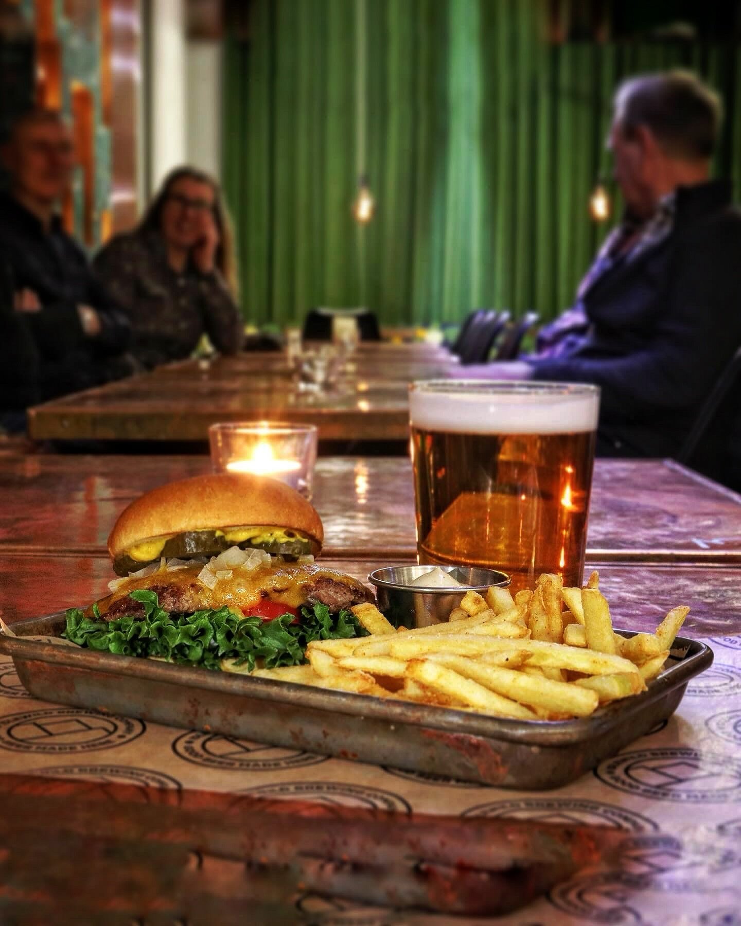 LUNCH 🔶 Nu k&ouml;r vi: Fredagar &amp; L&ouml;rdagar 🍔🍺
Se hela menyn nedan 👇🏼
Fredag 11:30 - 14:00
L&ouml;rdagar 13:00 - 15:00

&bull;SM&Ouml;RREBR&Ouml;D&bull;
85kr for 1 or 125kr for 2

PORK BELLY
Pork belly, brandy onion cream, rocket, tomat