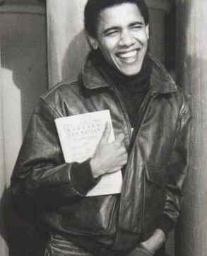 En ung och läsande Barack Obama.