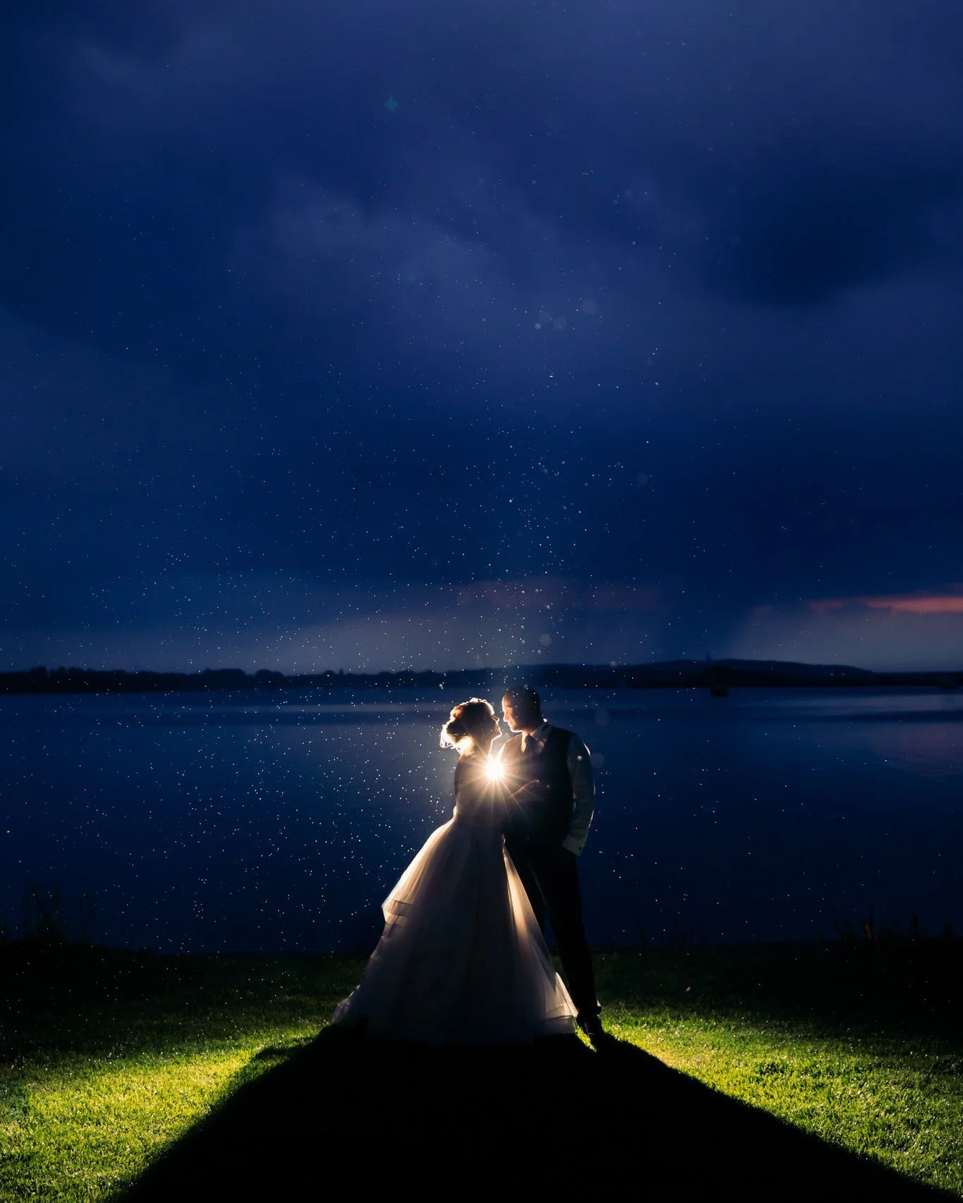 Brautpaarfotos zur Blauen Stunde sind einfach zauberhaft 💙📸

Die sanfte, diffuse Beleuchtung w&auml;hrend der D&auml;mmerung zaubert eine romantische Atmosph&auml;re, die perfekt f&uuml;r stimmungsvolle Aufnahmen ist. Das zarte Blau des Himmels im 