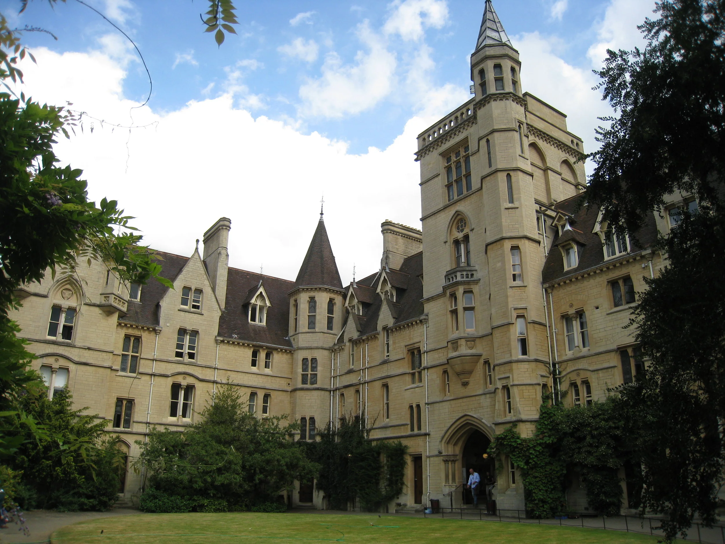  Balliol College--Main quad and entrance 