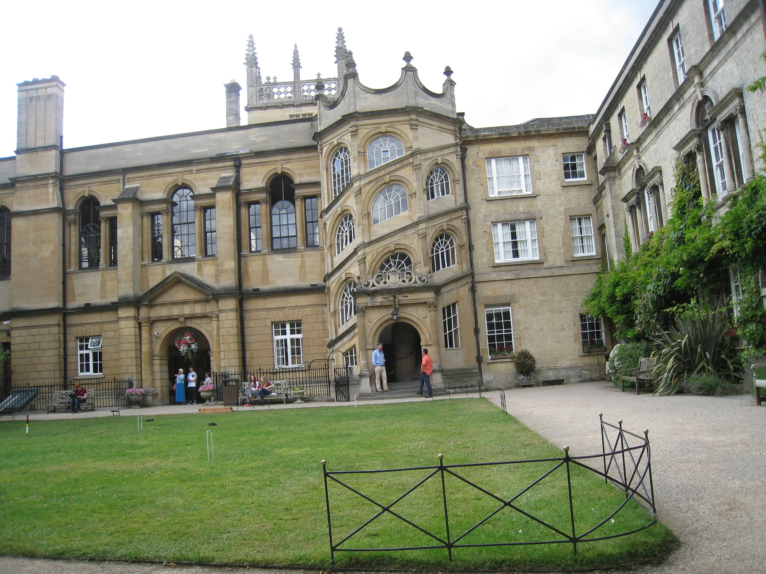  Hertford College--Main Quad and dorms with entrance 