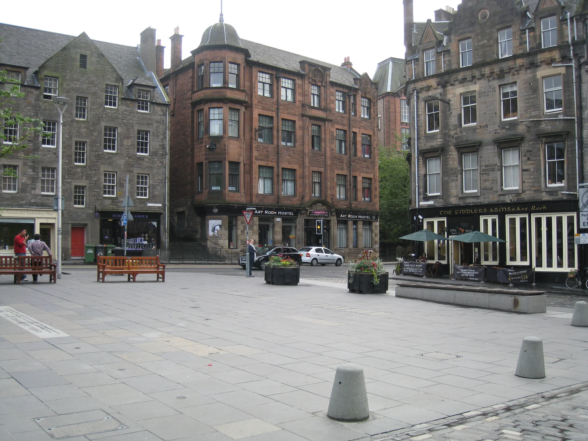  Edinburgh--Grassmarket showing our apartment and Fiddler's Arms 