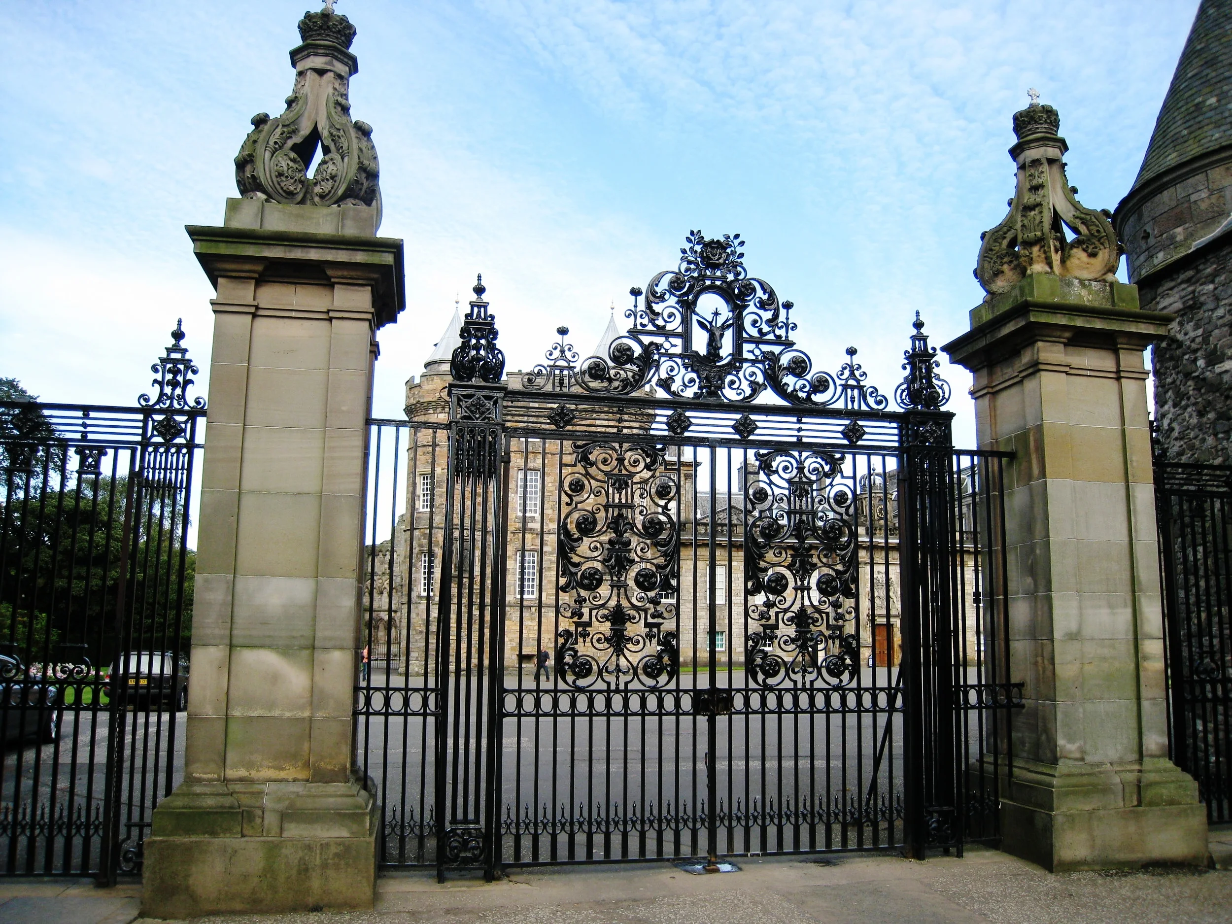  Edinburgh--Holyrood Castle, side gate 