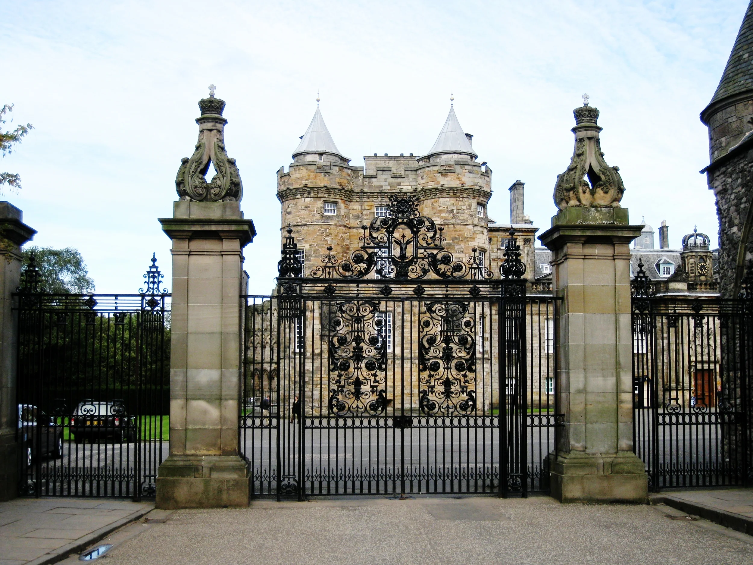  Edinburgh--Holyrood Castle, side gate 