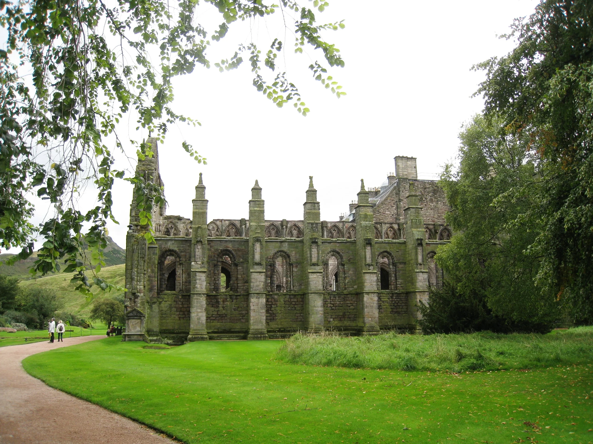  Edinburgh--Holyrood, Chapel Ruins from garden 
