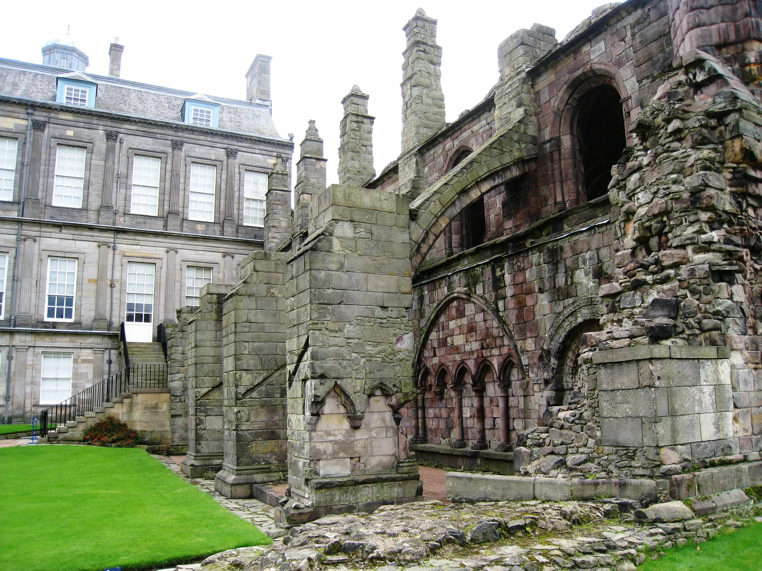  Edinburgh--Holyrood, Chapel Ruins from garden 