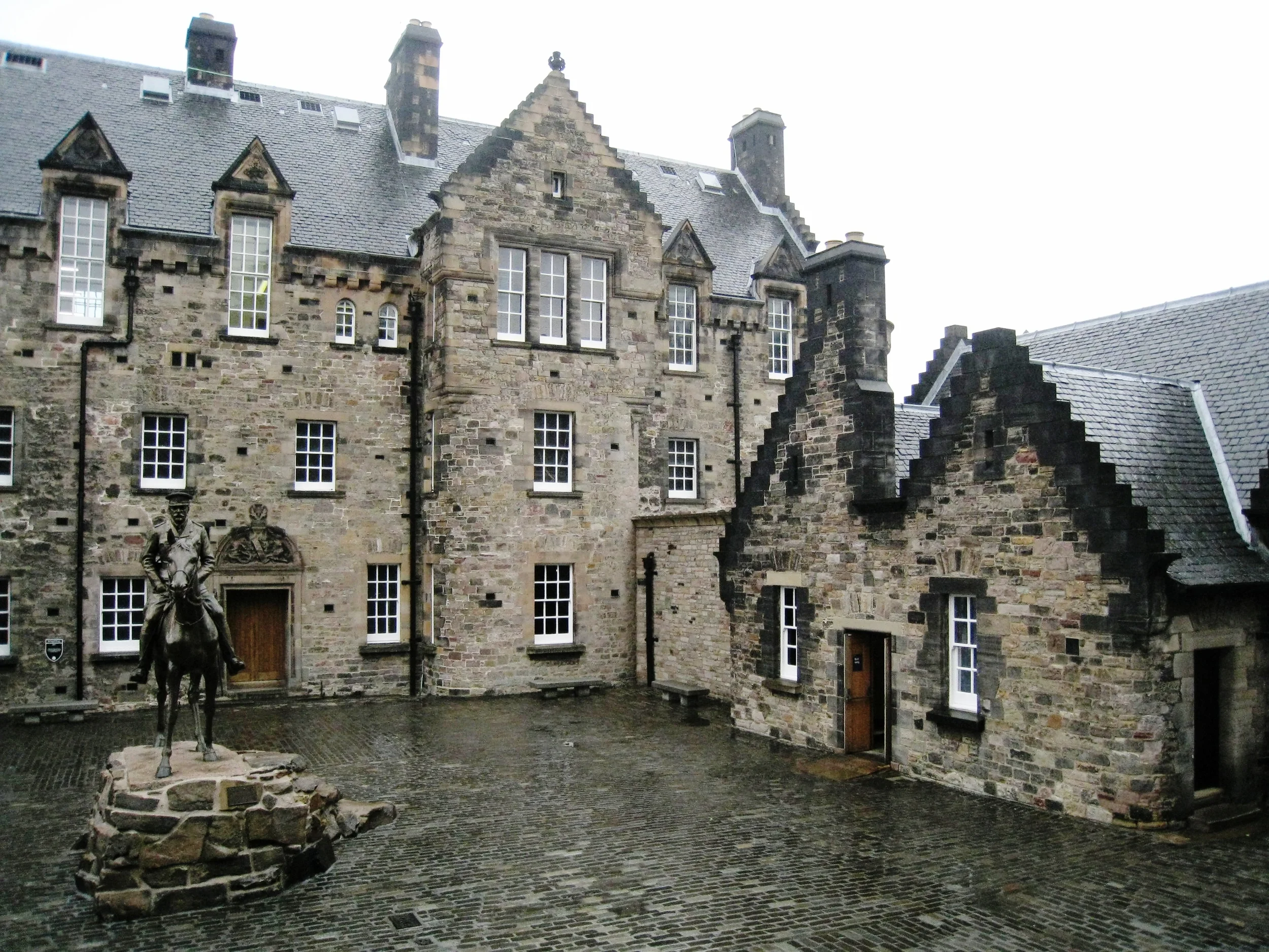  Edinburgh--Castle--War Museum 