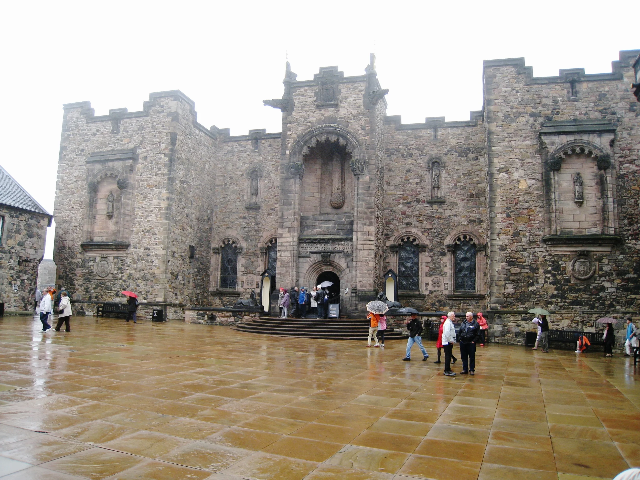  Edinburgh--Castle--War Memorial 