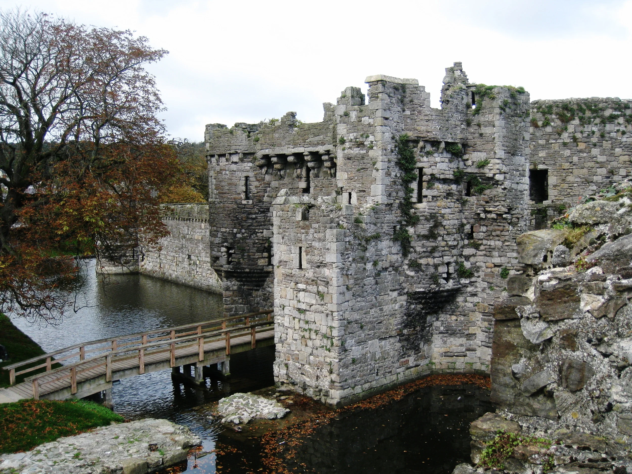  Wales--Beaumaris--Castle--Water side gate 