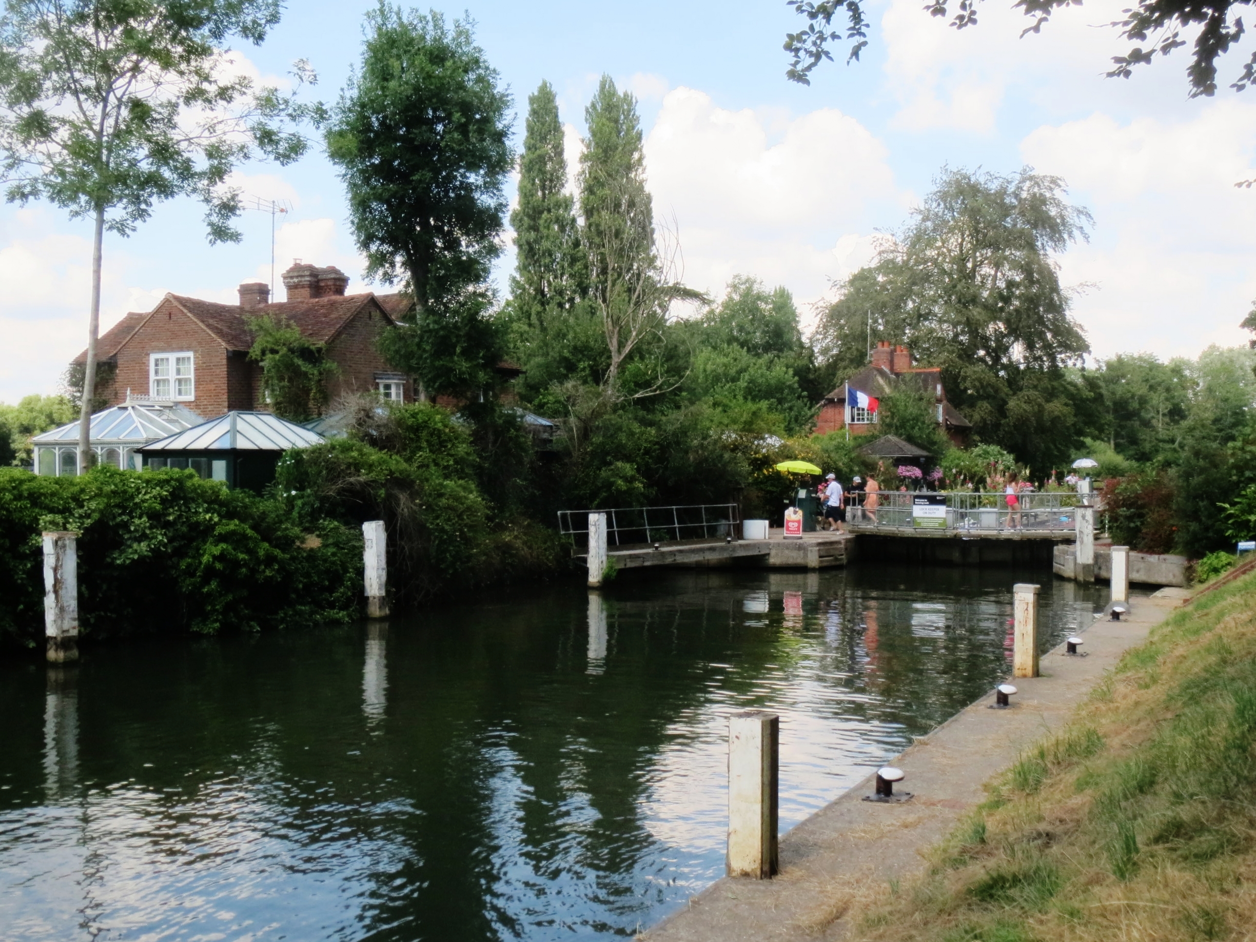  Reading--On the walk to Sonning, a lock on the Thames canal 