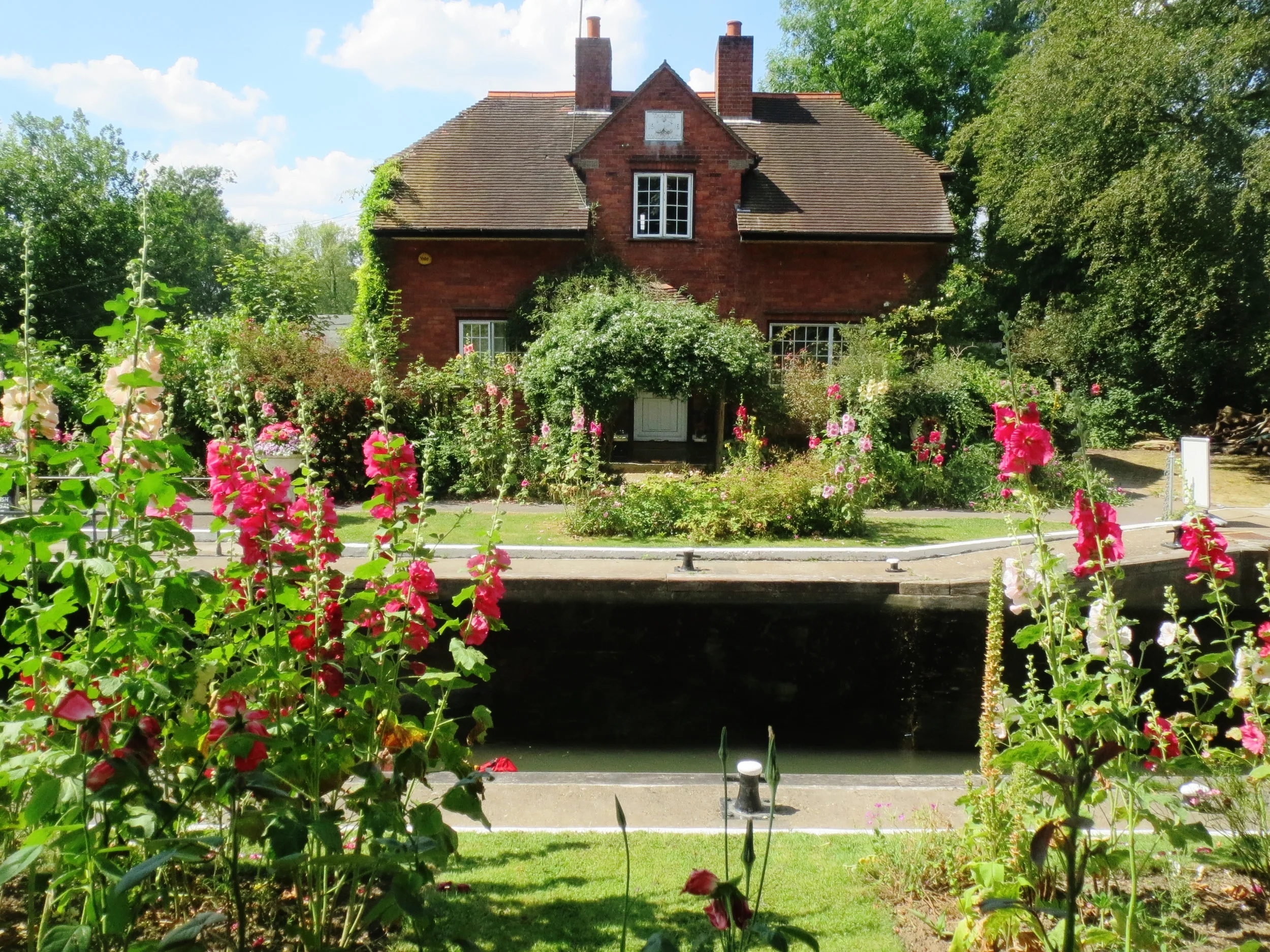 Reading--On the walk to Sonning, a lock on the Thames canal 