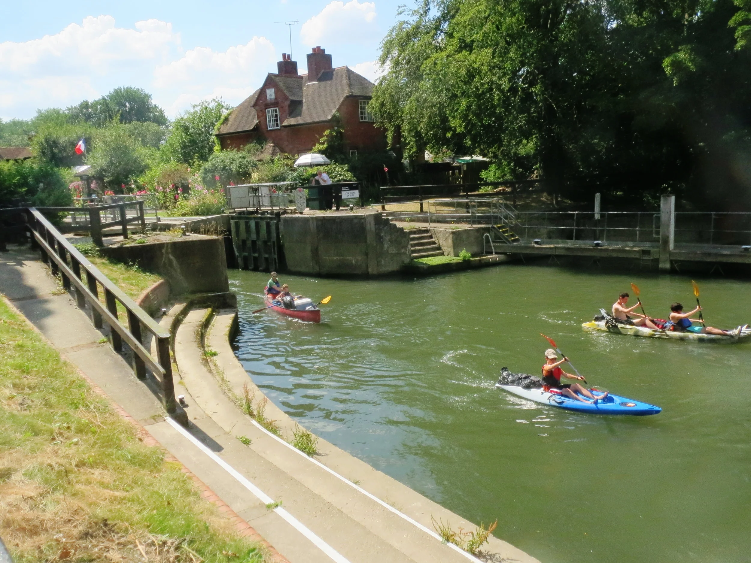  Reading--On the walk to Sonning, a lock on the Thames canal 