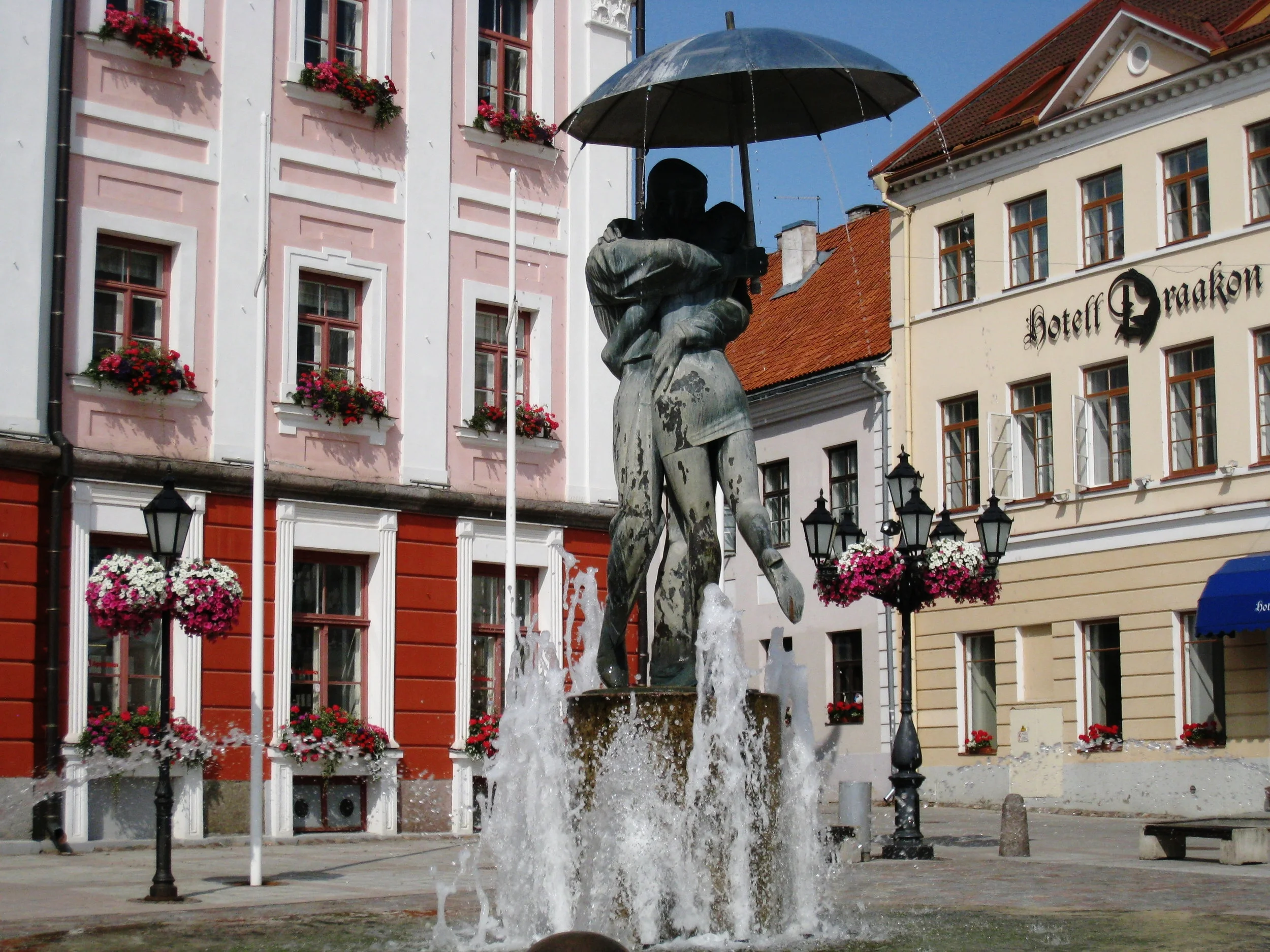  Tartu--Main Plaza--Kissing Students 
