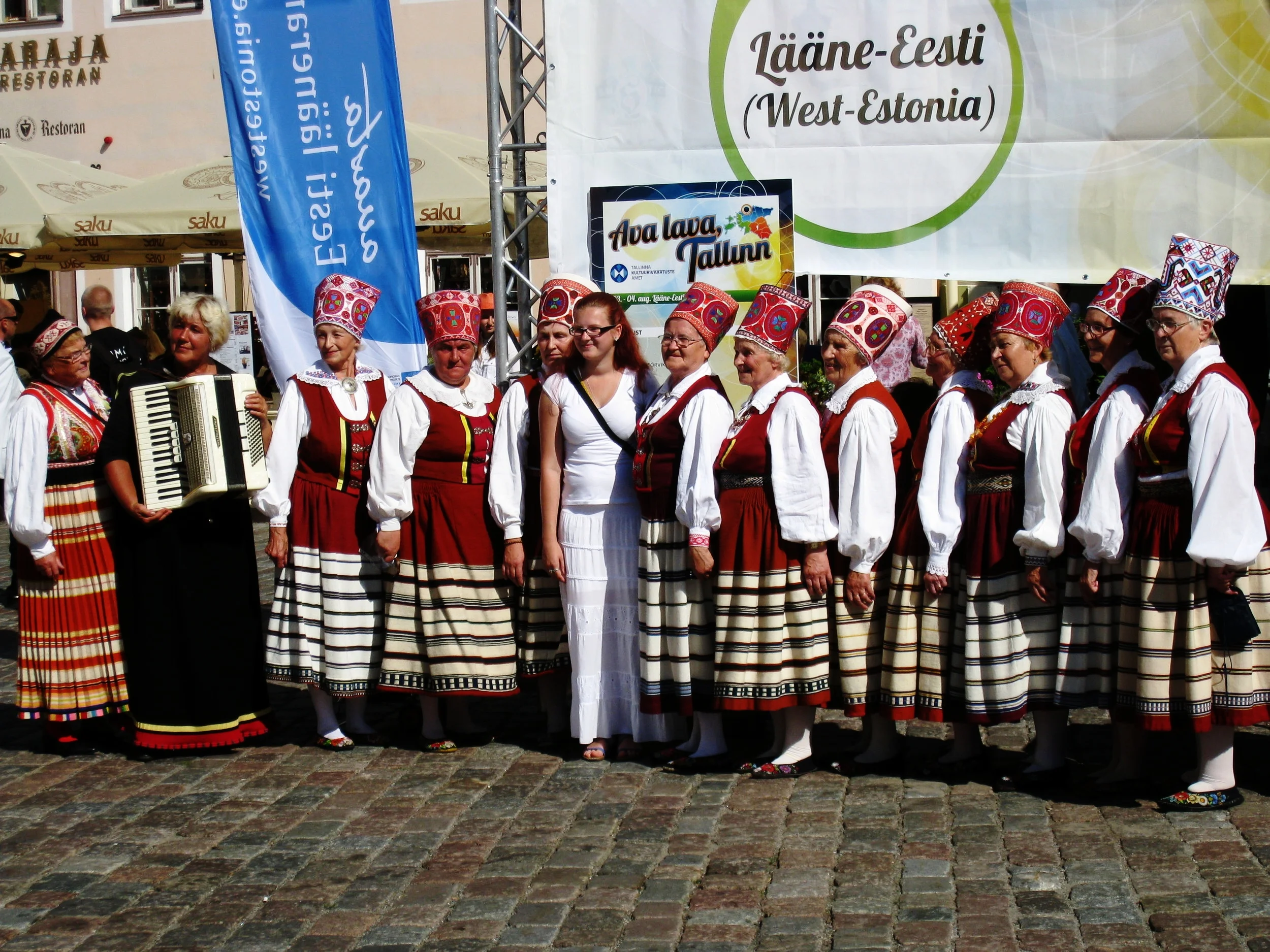  aaremaa--Women from Mustjala performing in Tallinn 