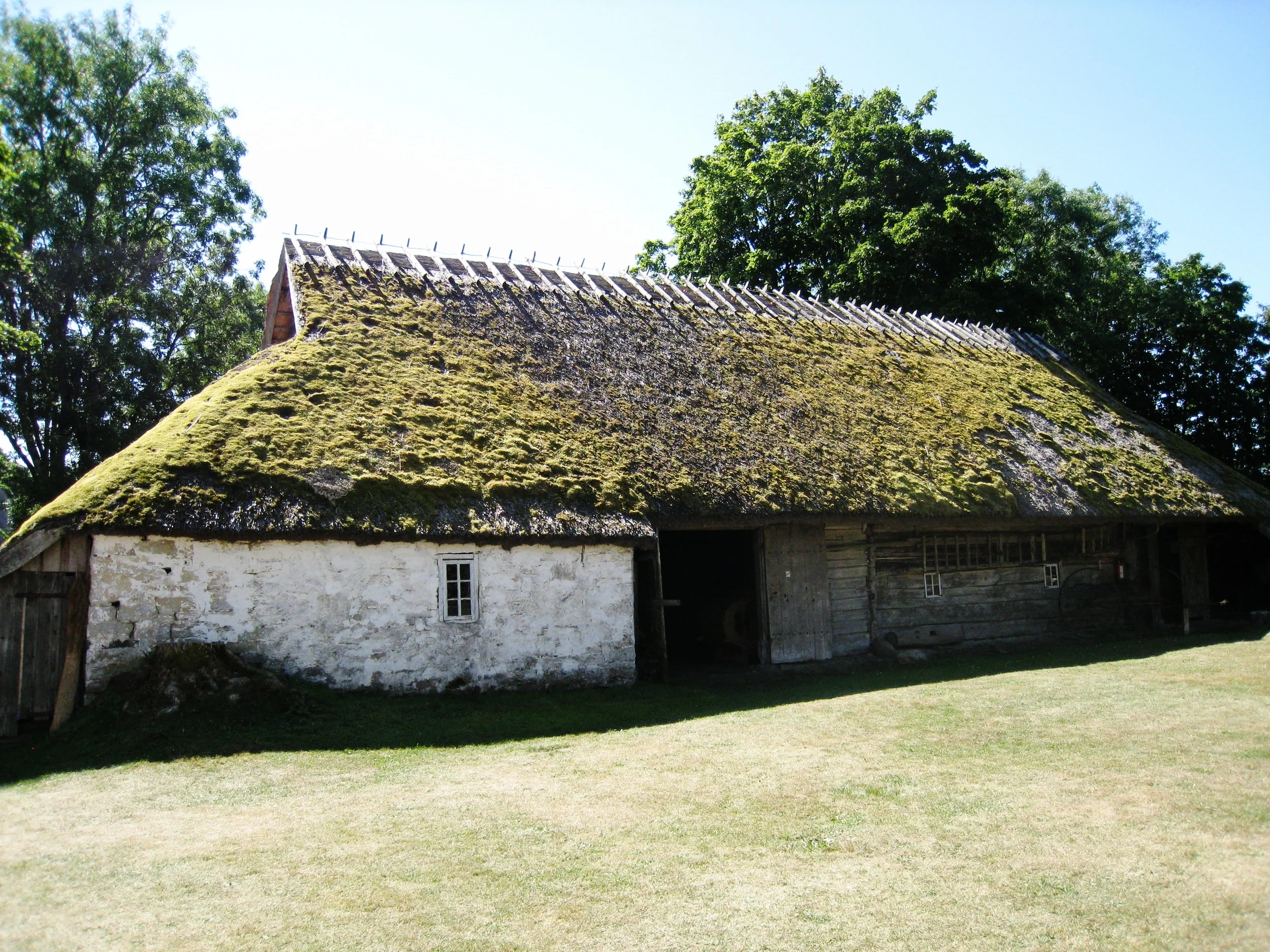  Saaremaa--Viki--Mihkli Farm Museum--Preserved farm--Main barn for threshing and animals 