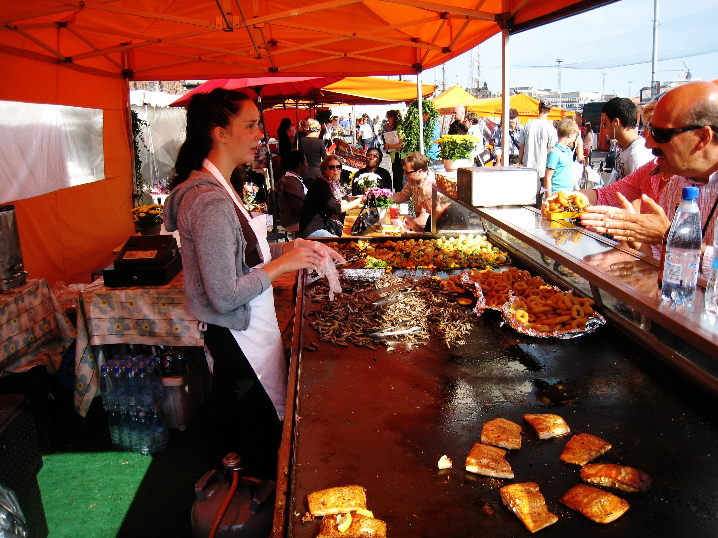  Helsinki--Market Square on the harbor--Salmon and small Lapland fish frying 