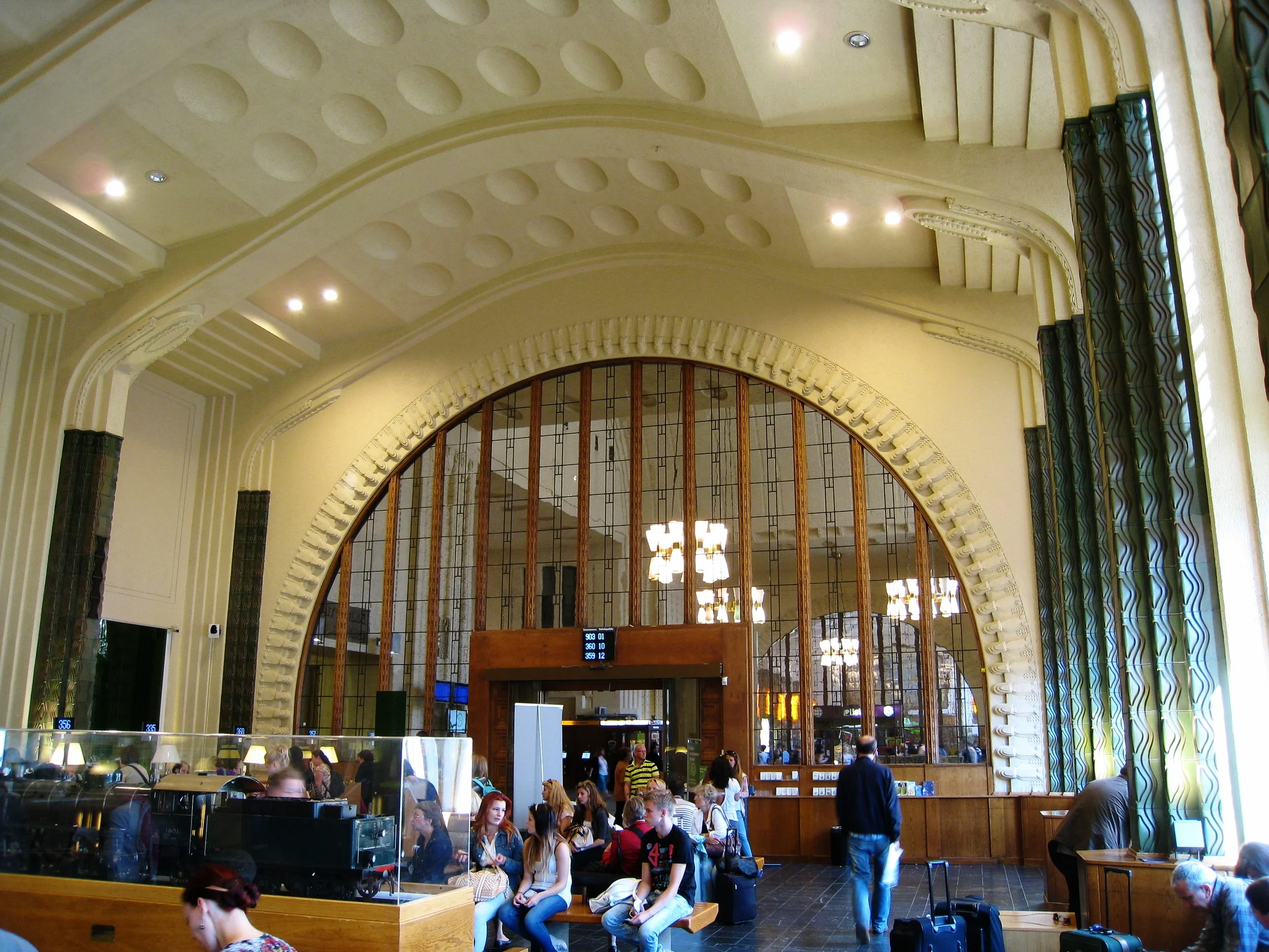  Helsinki--Railway Station--Interior--Ticket counter room 