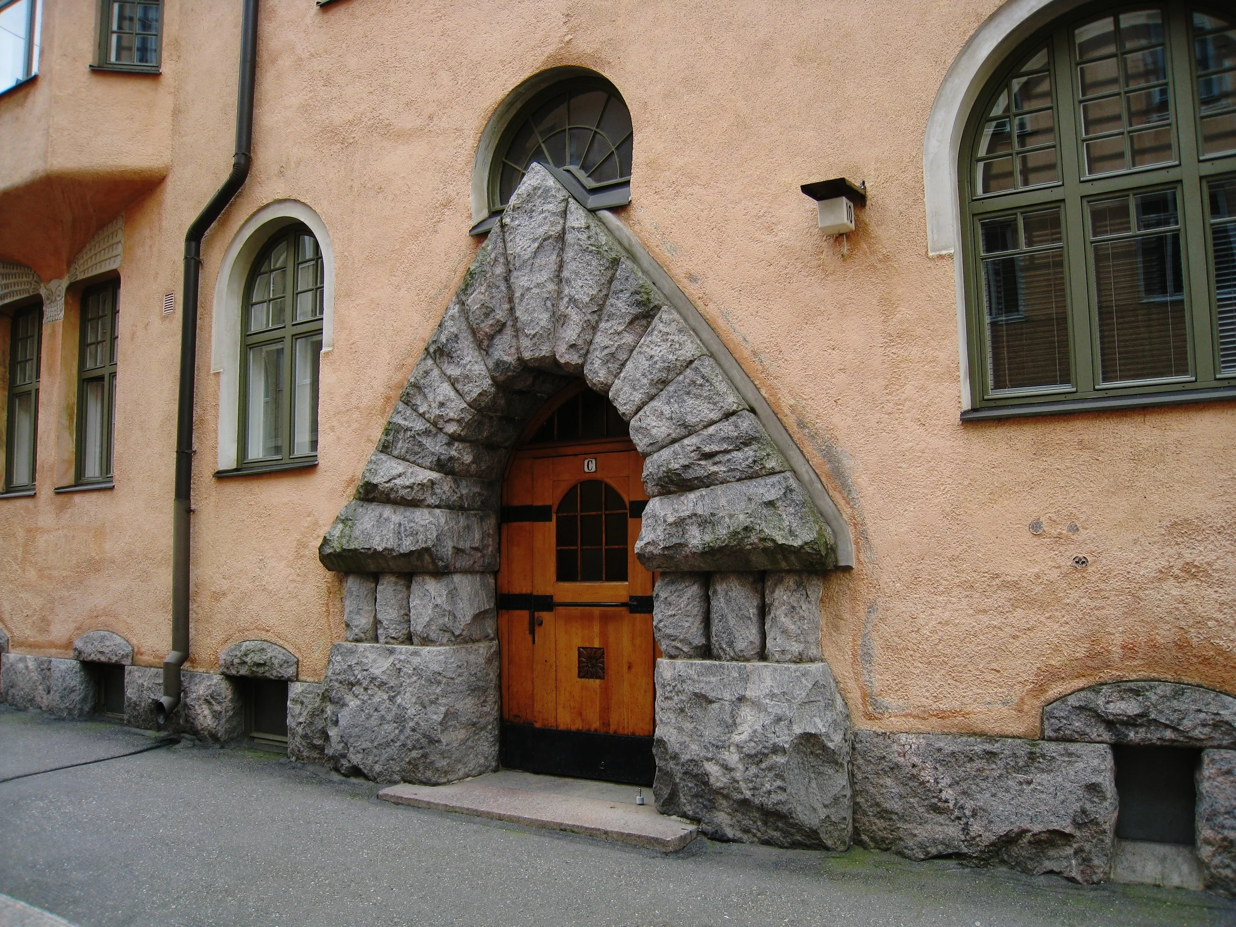  Helsinki--Katajanokka District--Art Deco buildings--Entrance detail 