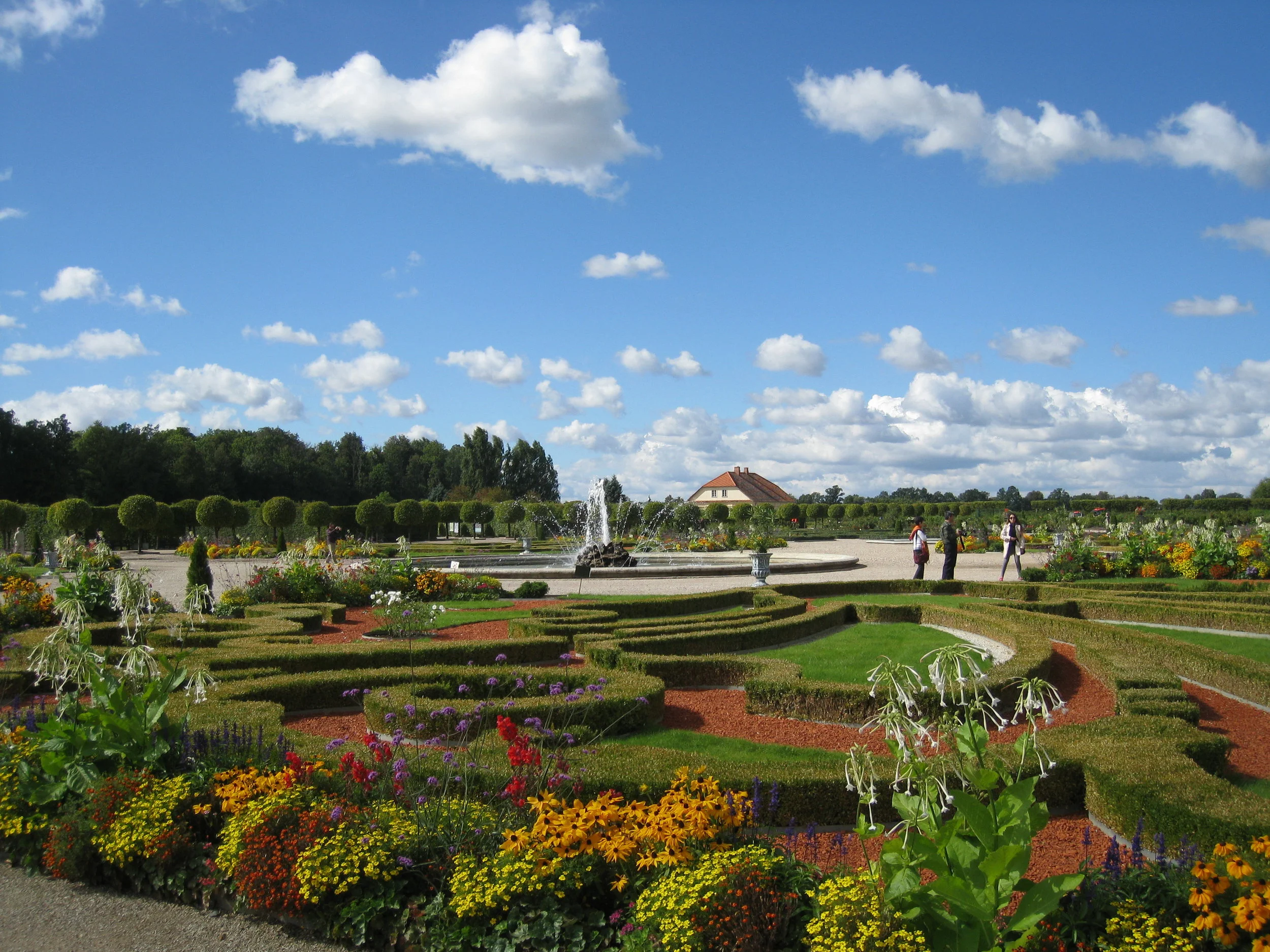  Rundale--Rundale House (Rastrelli) from 1700's--Garden 