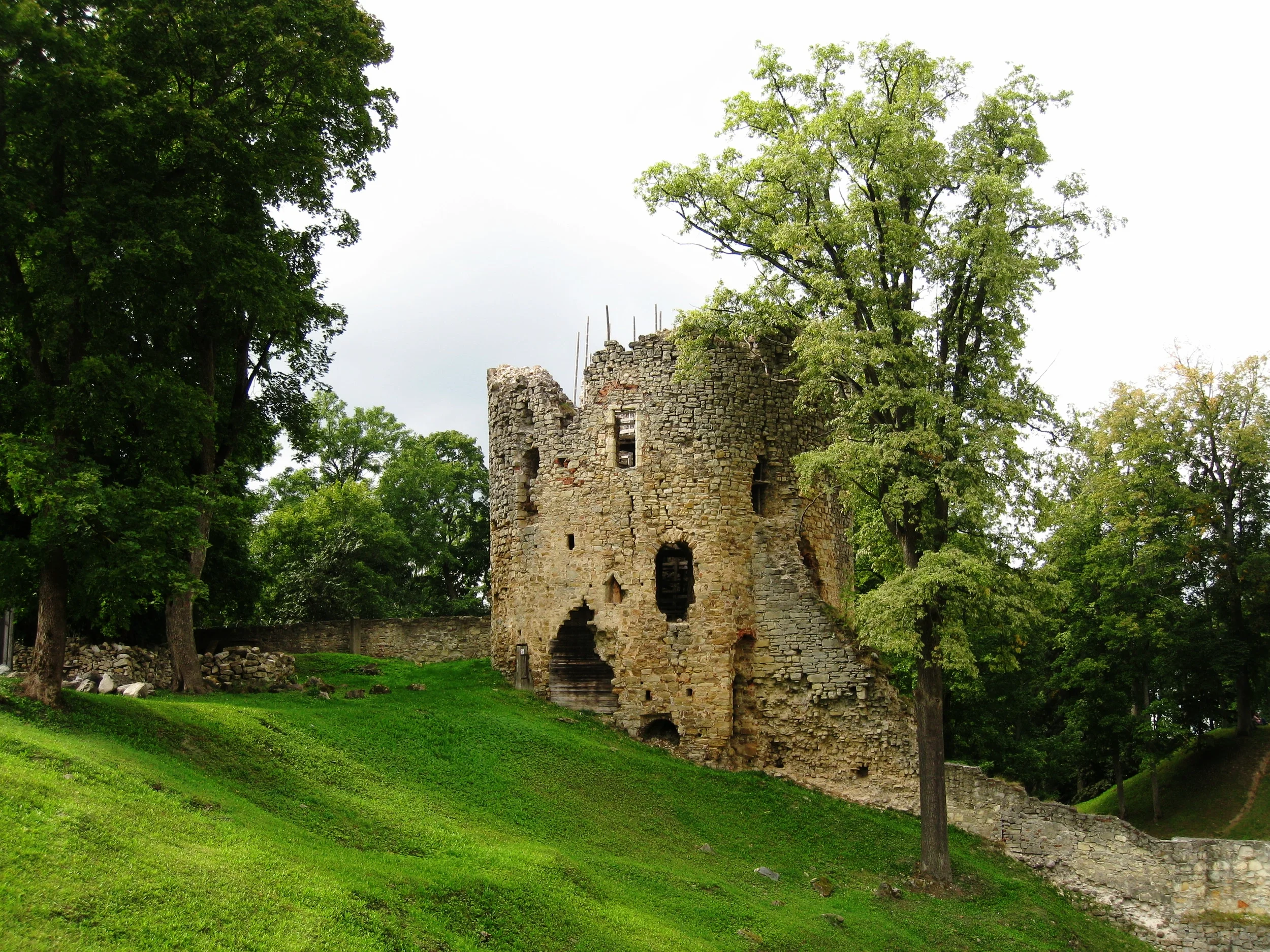  Cesis--Medieval Castle and walls of the Livonian Order 