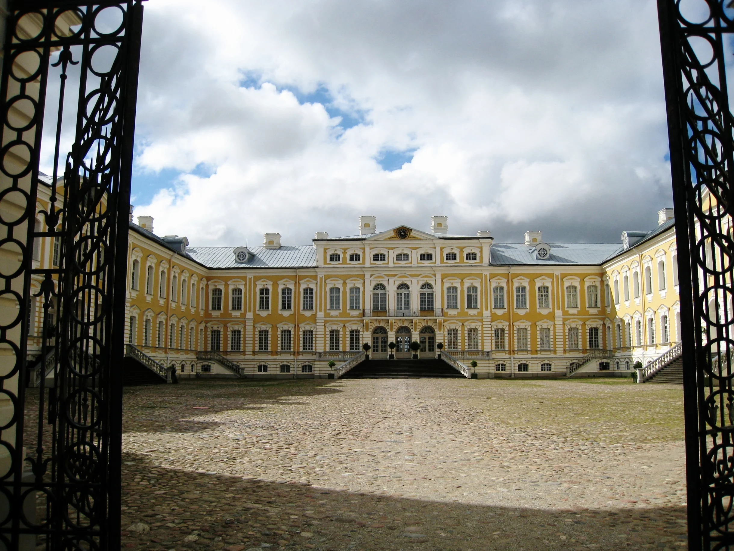  Rundale--Rundale House (Rastrelli) from 1700's--Main Entrance and interior courtyard 