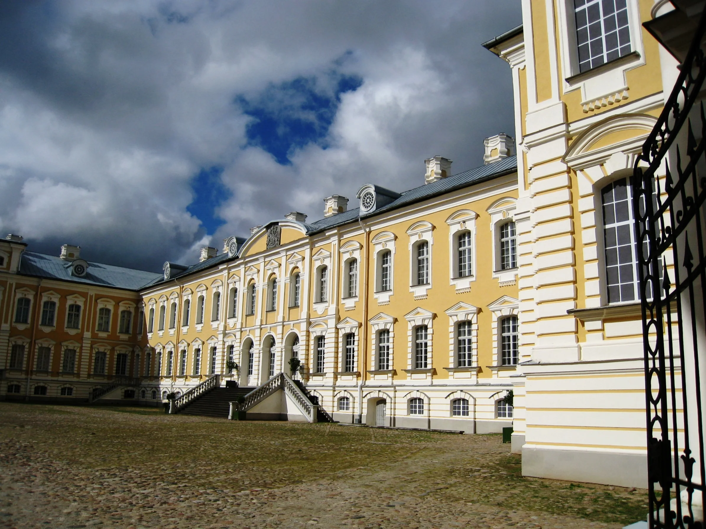  Rundale--Rundale House (Rastrelli) from 1700's--Side of interior courtyard 