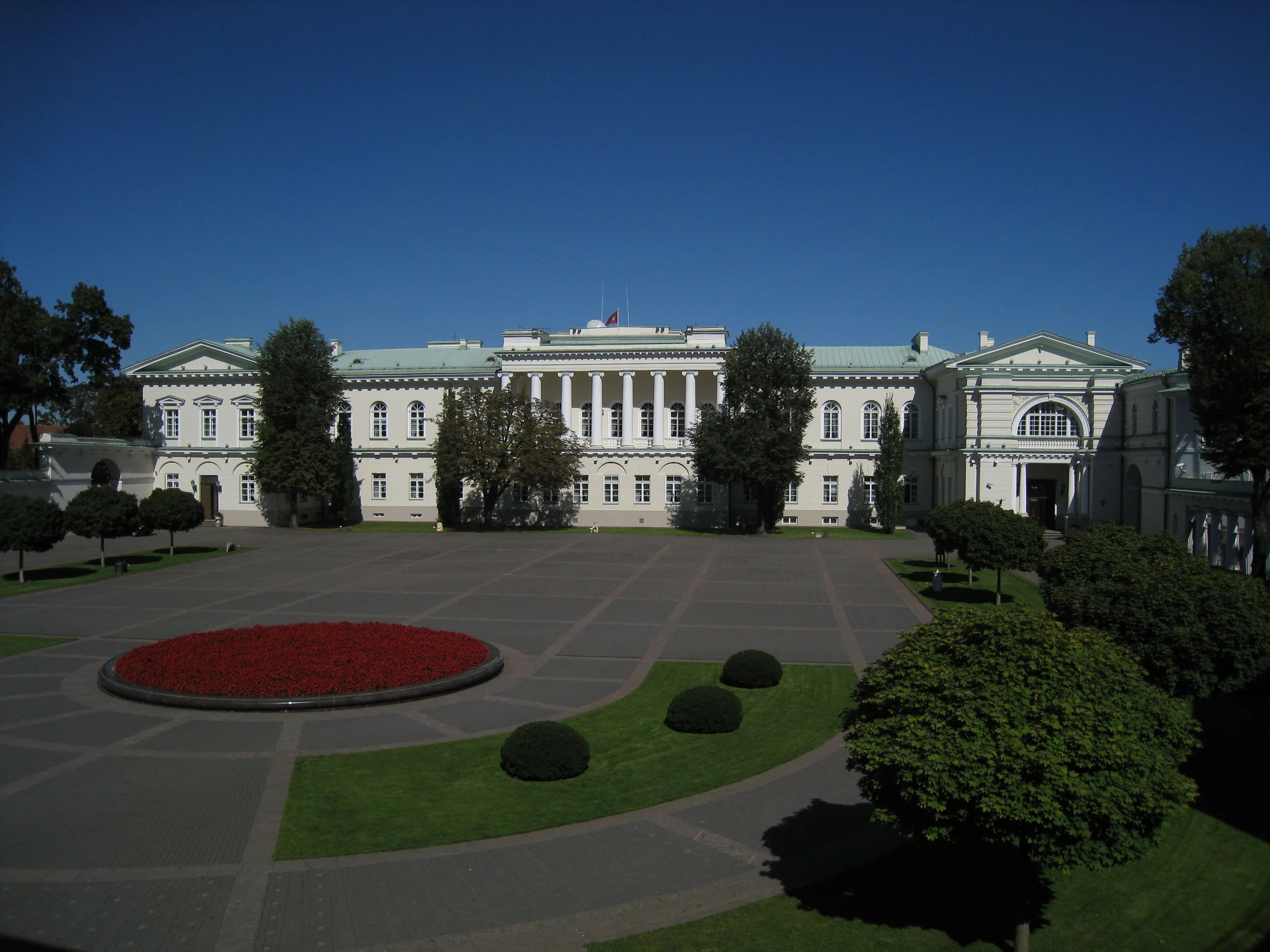  Vilnius--Old Town--Presidential Palace--Back plaza 