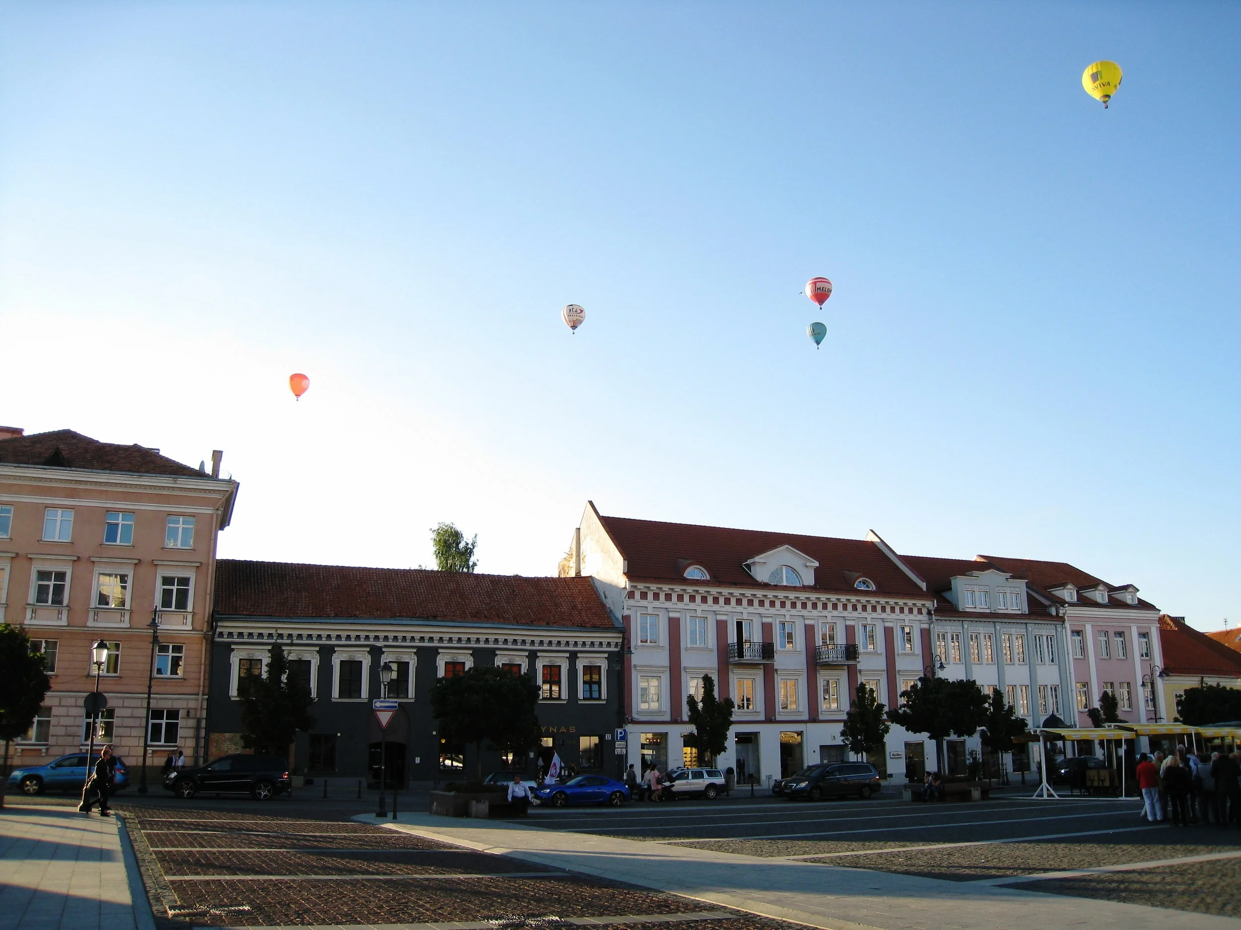  Vilnius--Old Town--Balloons over City Hall Square 